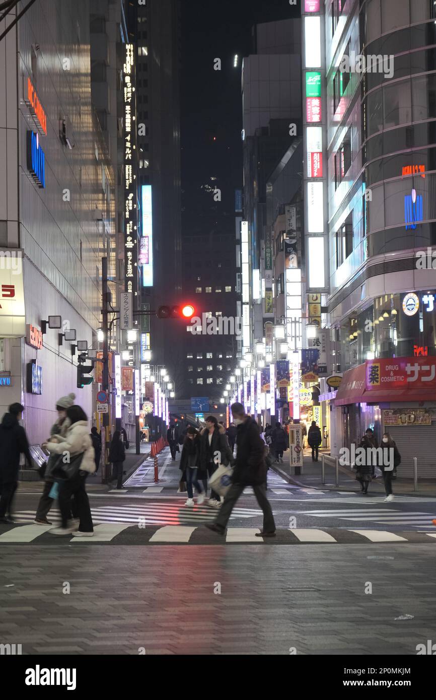 Personnes traversant la route au Japon Banque D'Images