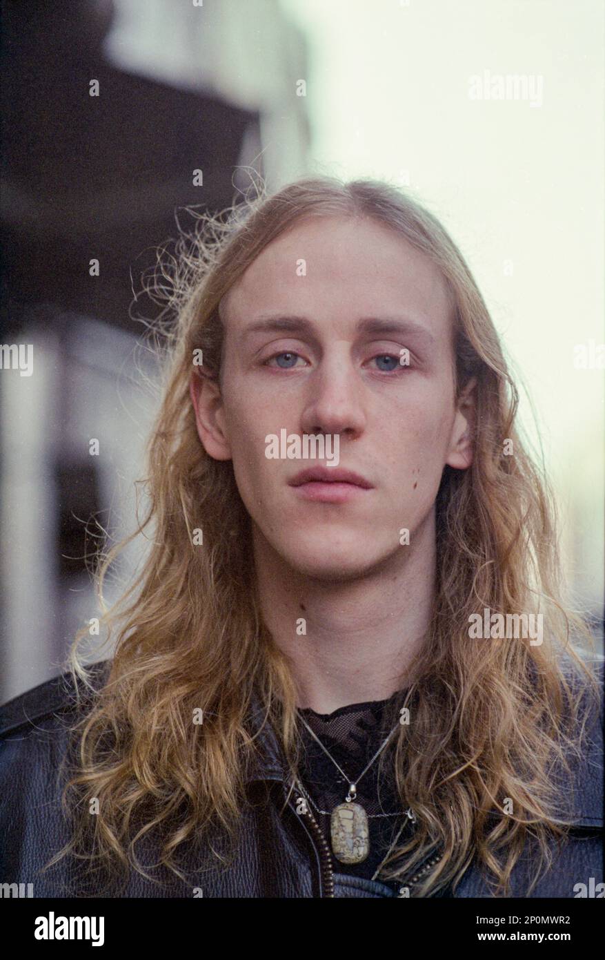 Berlin, Allemagne. Portrait d'un jeune artiste de musique masculin : Leonard Wellington. Banque D'Images