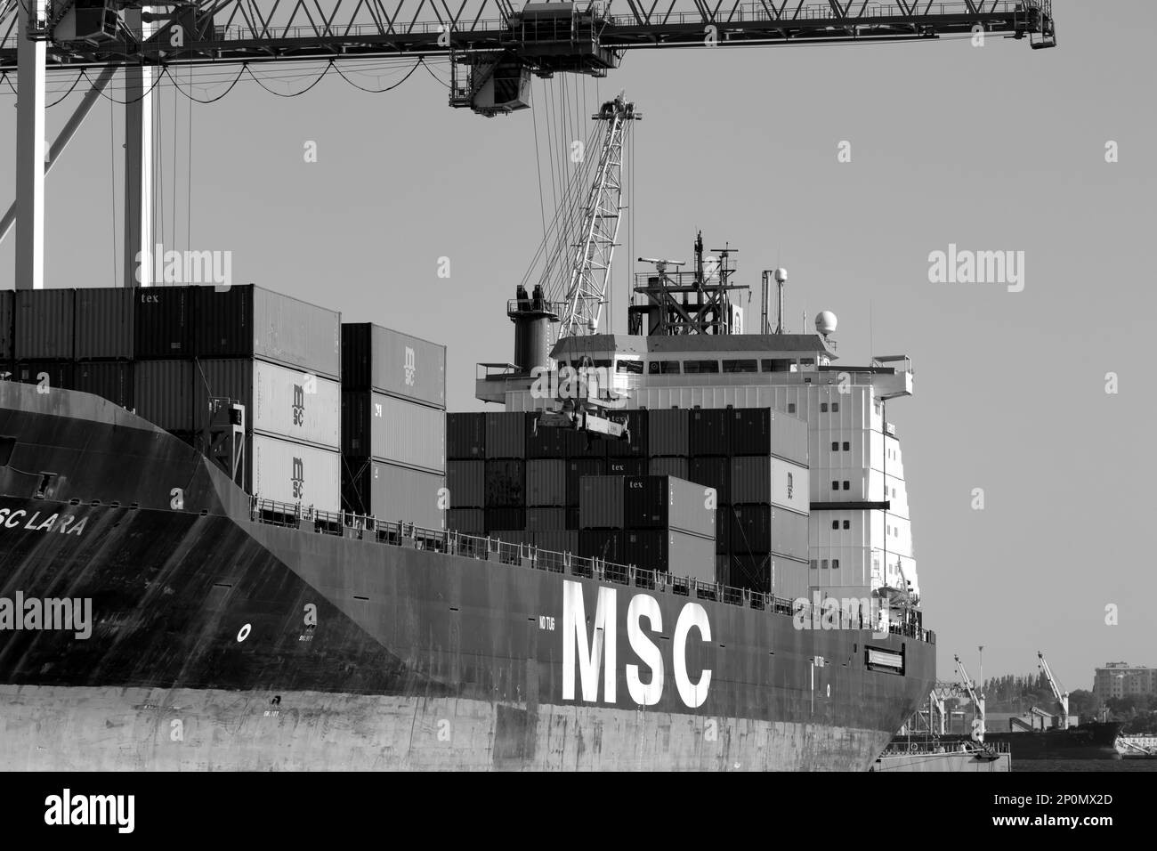 Odessa, Ukraine-202: Le terminal de logistique envoie des conteneurs de fret d'importation-exportation au navire de cargaison dans le port maritime. Paysage industriel avec grues portiques de chargement Banque D'Images