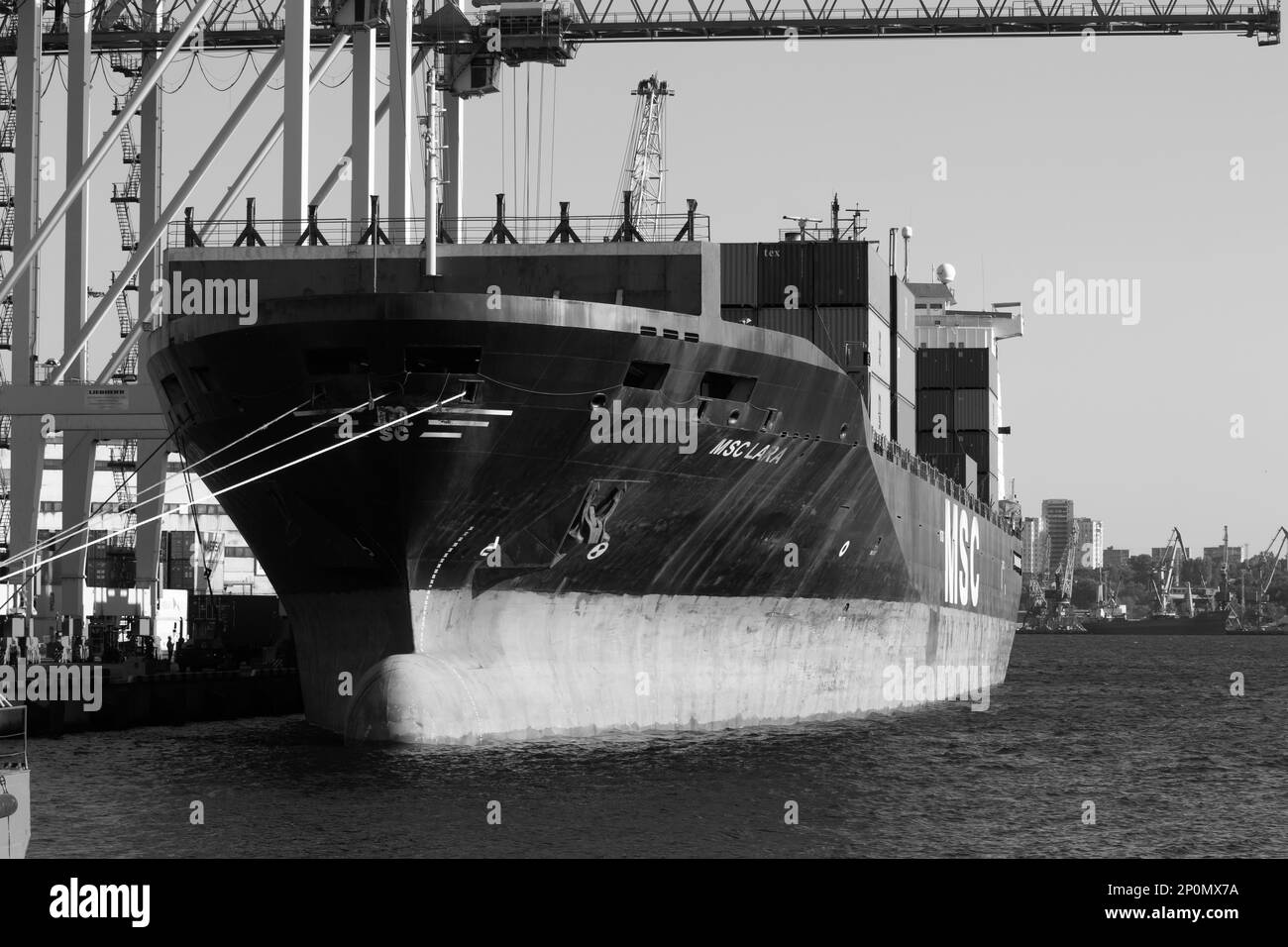 Odessa, Ukraine-202: Le terminal de logistique envoie des conteneurs de fret d'importation-exportation au navire de cargaison dans le port maritime. Paysage industriel avec grues portiques de chargement Banque D'Images