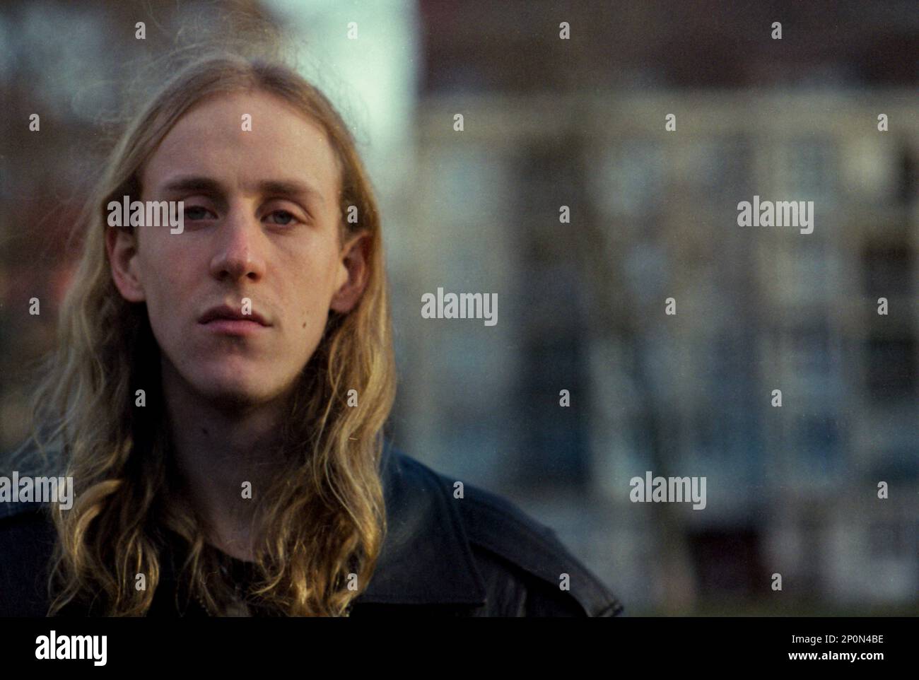 Berlin, Allemagne. Portrait d'un jeune artiste de musique masculin : Leonard Wellington. Banque D'Images