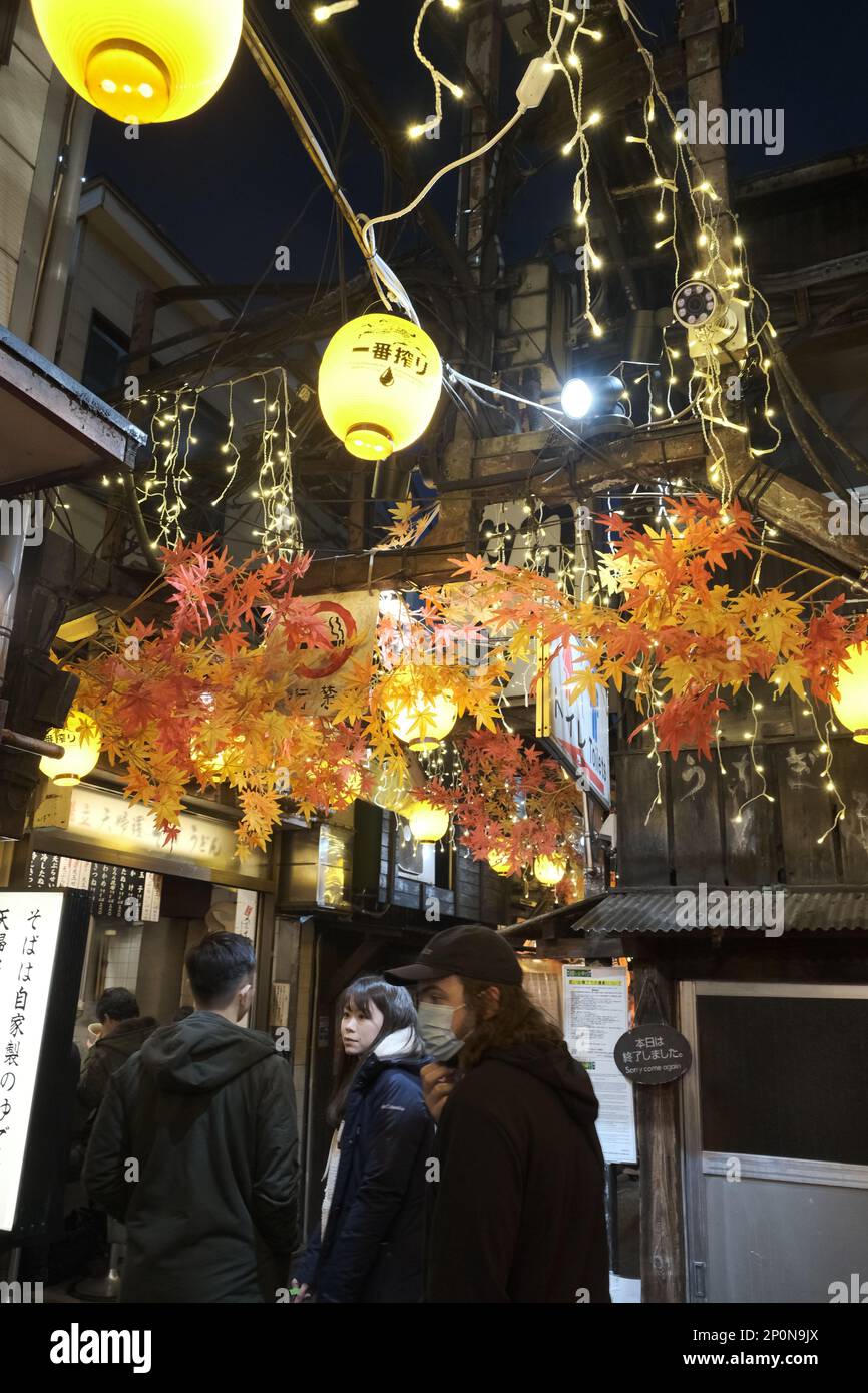 Petite allée au Japon pleine de restaurants et de gens Banque D'Images