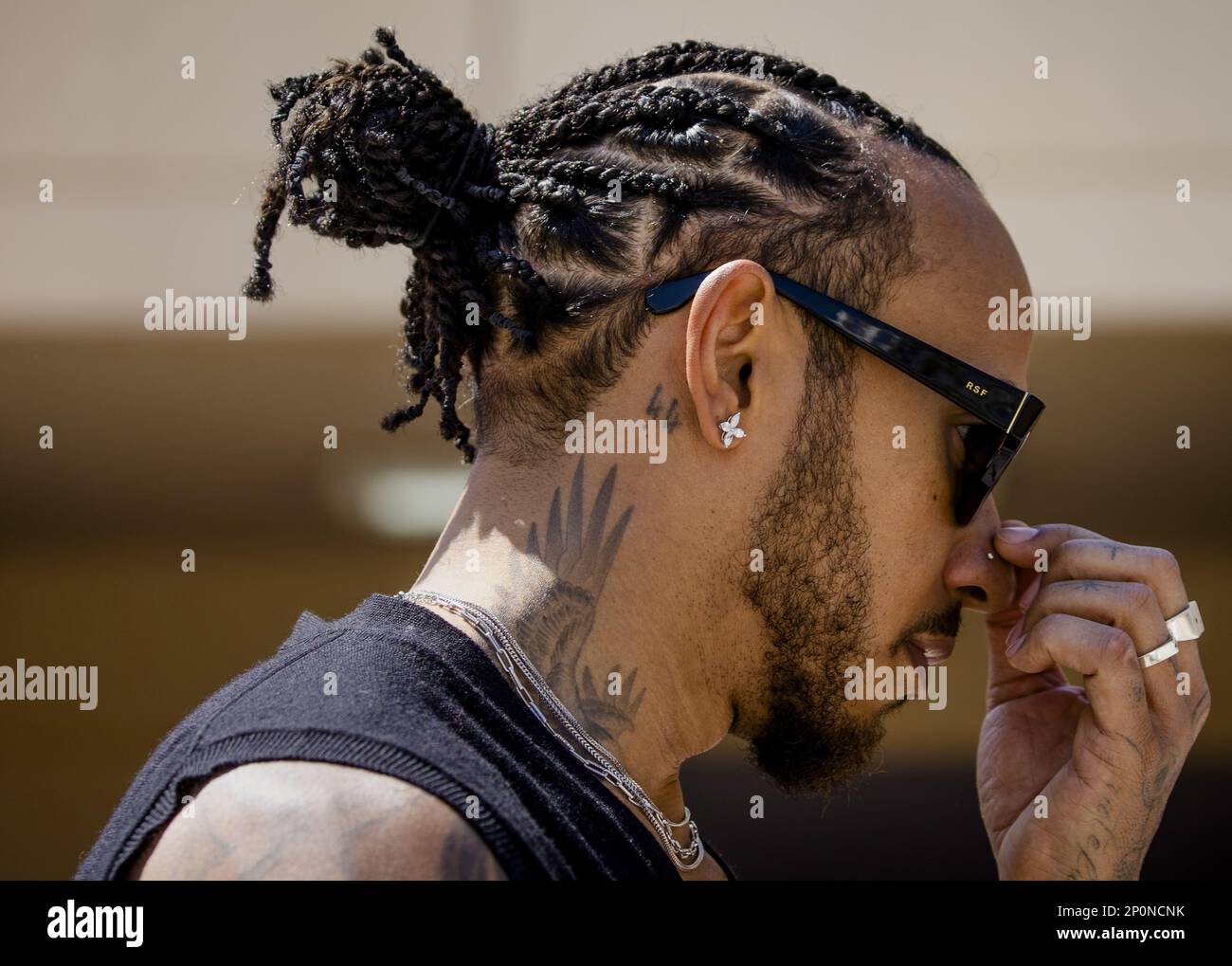 BAHREÏN - Lewis Hamilton (Mercedes) arrive pour la première séance d'entraînement libre au circuit international de Bahreïn dans la région désertique de Sakhir avant le Grand Prix de Bahreïn. ANP SEM VAN DER WAL Banque D'Images