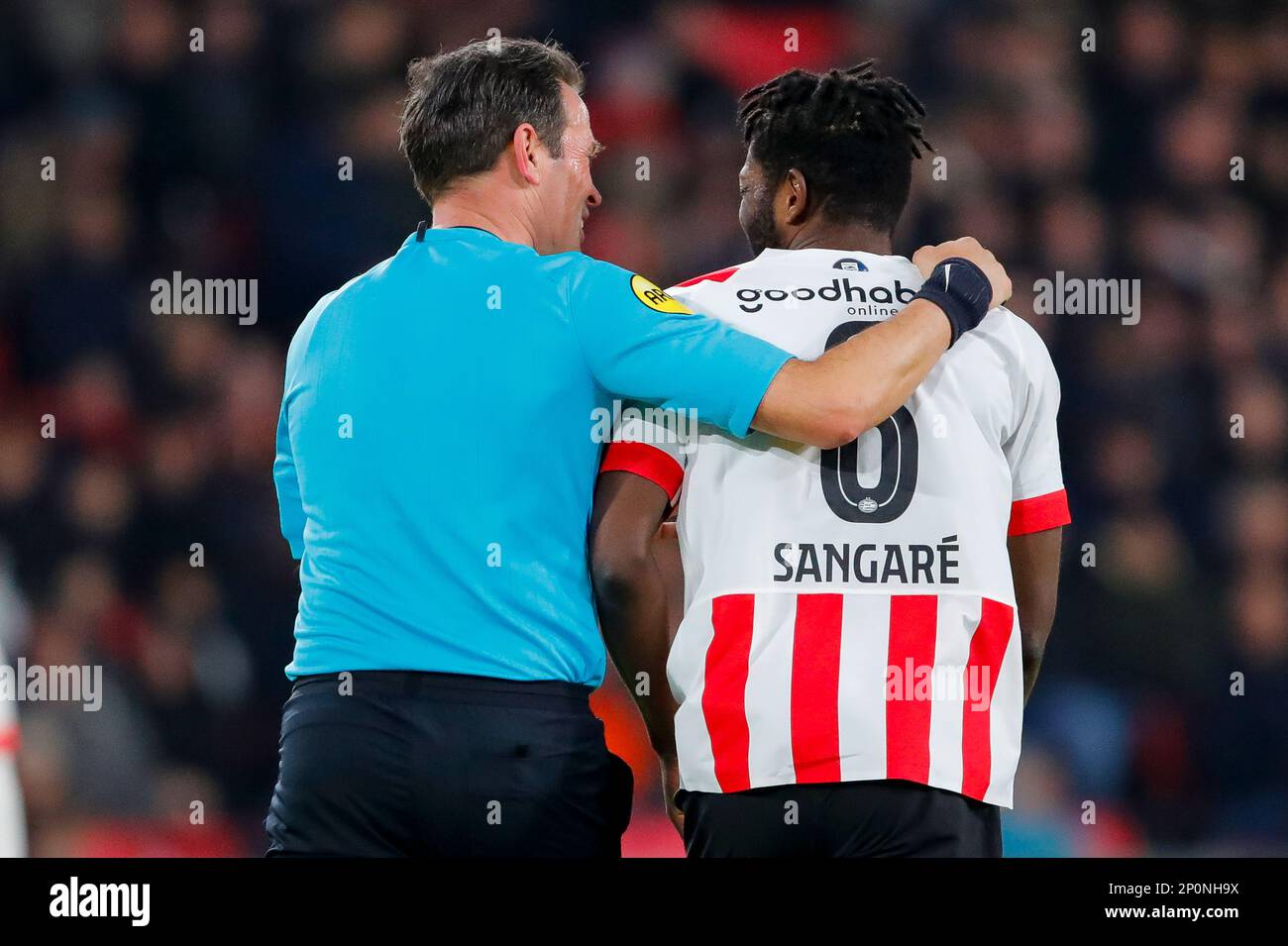 02-03-2023: Sport: PSV v ADO (KNVB Cup) EINDHOVEN, PAYS-BAS - MARS 2: Arbitre Bas Nijhuis et Ibrahim Sangare (PSV) pendant le match KNVB Beker Banque D'Images