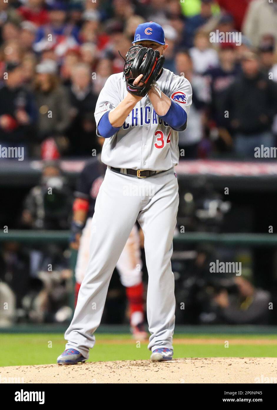 OCT 25, 2016: Chicago Cubs starting pitcher Jon Lester (34) look at a runner on first during Game 1 of the 2016 World Series against the Chicago Cubs and the Cleveland Indians at Progressive Field in Cleveland, OH. The Indians defeated the Cubs 6-0. (Photo by Ian Johnson/Icon Sportswire). (Icon Sportswire via AP Images) Banque D'Images