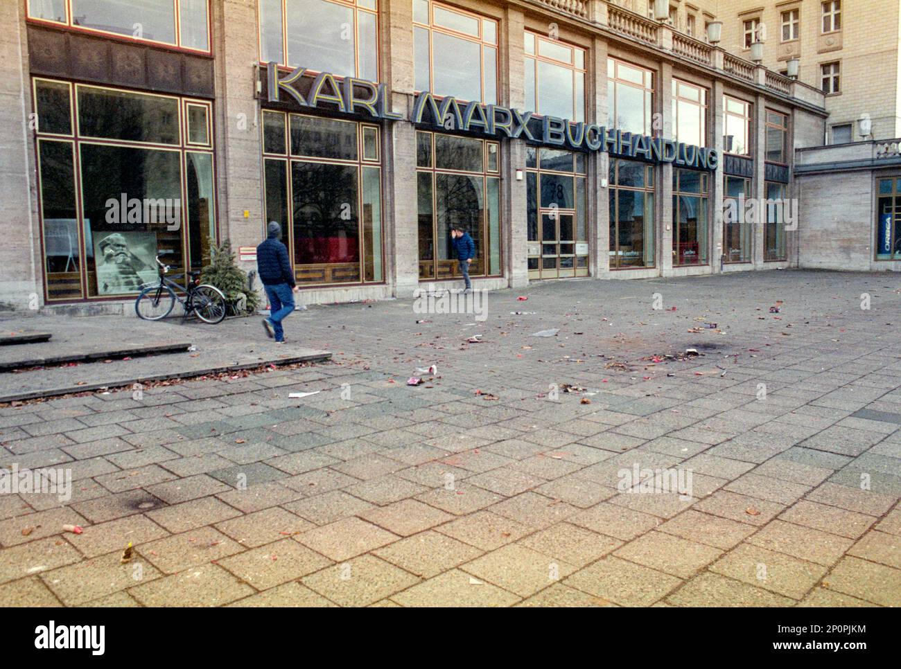 Berlin, Allemagne. L'ancien Karl Marx Buchhandlung a malheureusement fait faillite, en raison du déclin structurel des ventes de livres émises par la numérisation et l'Internet. La librairie autrefois célèbre avait un rôle dans le DDR / Stasi Movie: 'Das Leben der anderen', sur la surveillance d'état des citoyens créatifs. Banque D'Images