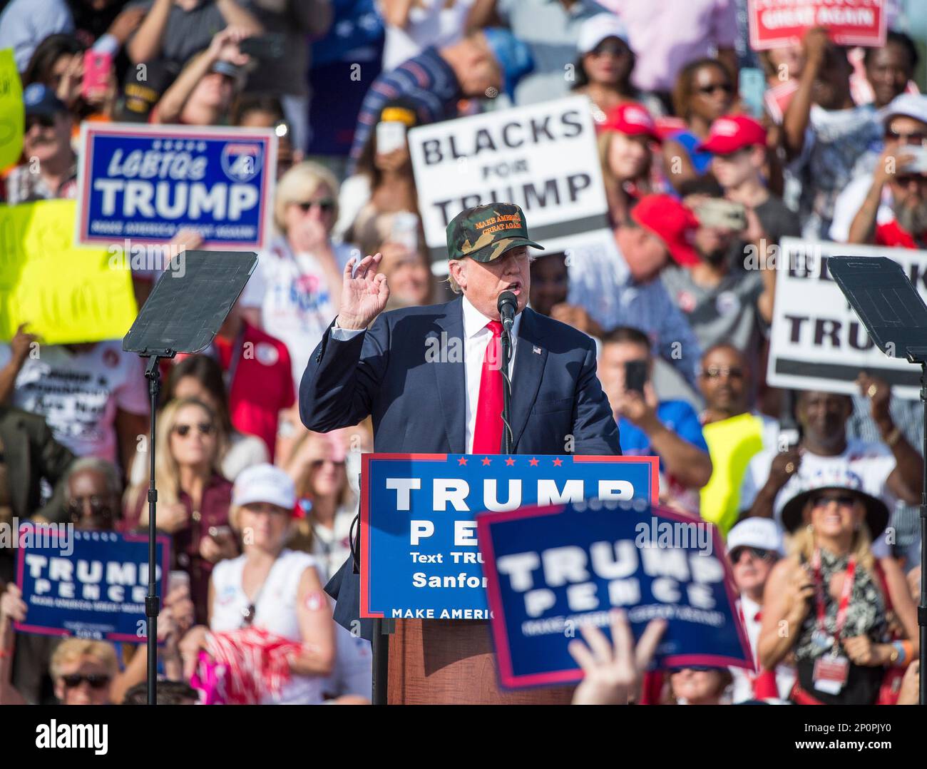 October 25, 2016 - Sanford, FL, U.S: Republican presidential nominee Donald Trump speaks to a crowd at Orlando Sanford International Airport Million Air Hanger in Sanford, Fl. Romeo T Guzman/CSM. (Cal Sport Media via AP Images) Banque D'Images