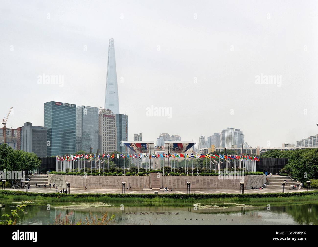 Séoul, Corée du Sud - Mai 2019 : vue panoramique du parc olympique avec la porte mondiale de la paix contre les hauts bâtiments et la Tour du monde de Lotte Banque D'Images