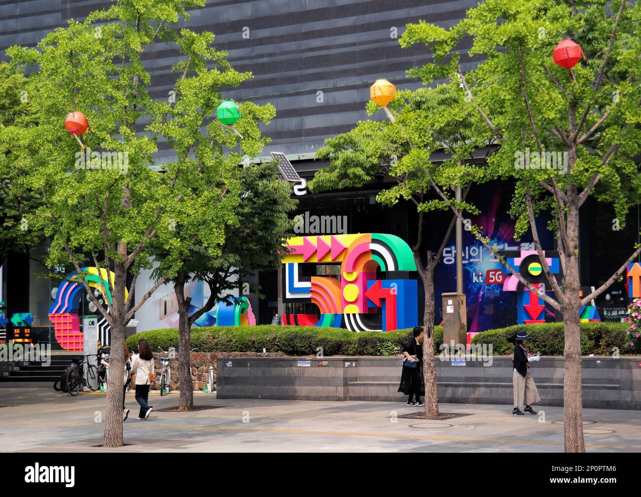 Séoul, Corée du Sud - Mai 2019: 5G technologie statue colorée sur le bâtiment kt dans Gwanghwamun plaza Banque D'Images