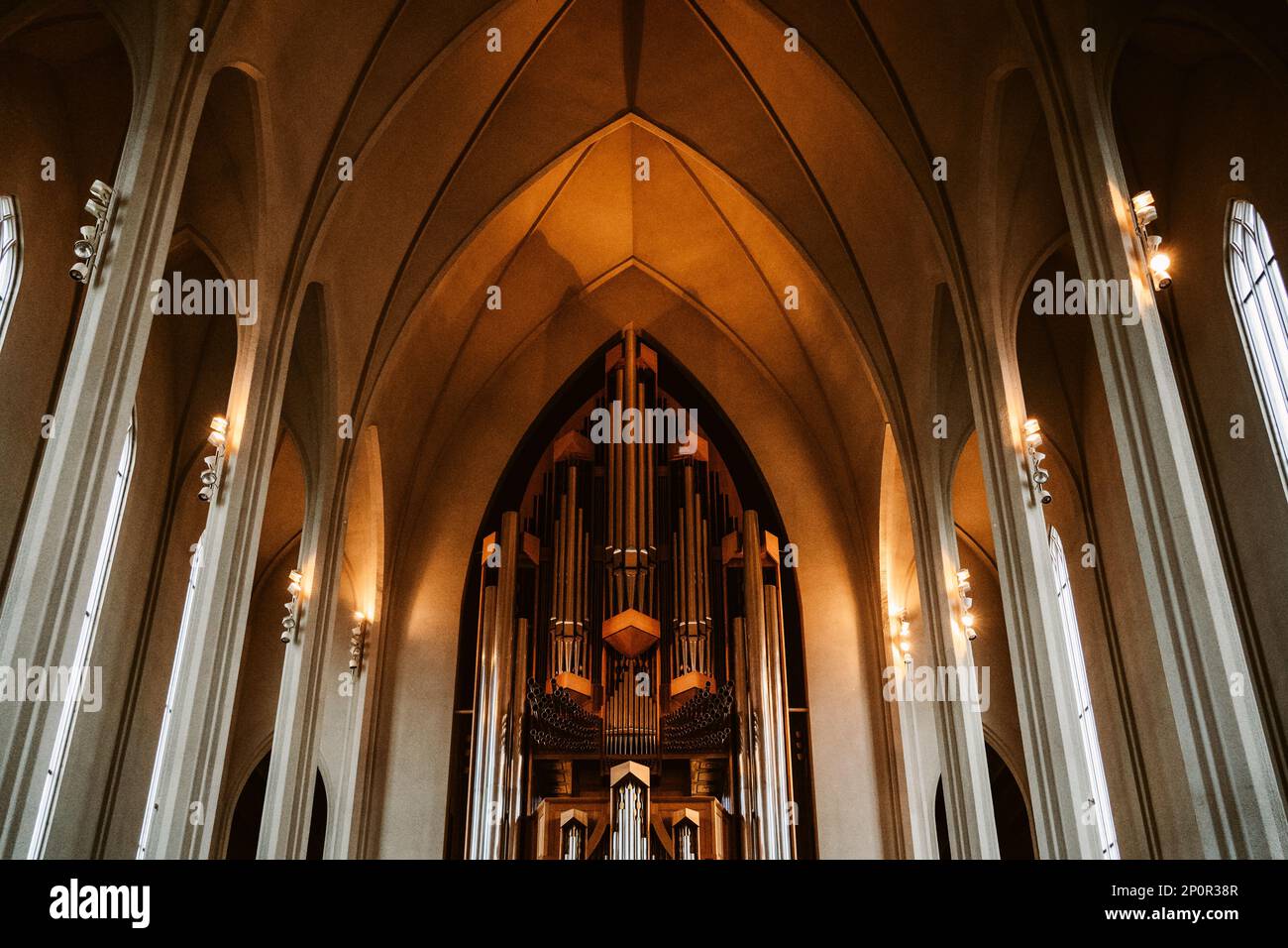 Grand orgue de Hallgrímskirkja, un chef-d’œuvre au sein de l’église emblématique d’Islande. Un hommage à la foi, à la musique et aux paysages époustouflants qui l’ont inspirée Banque D'Images