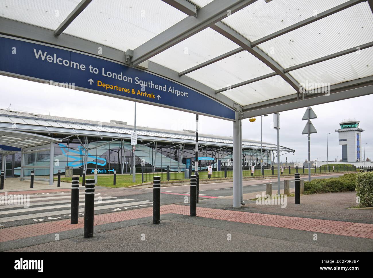 Extérieur de l'aérogare principale de l'aéroport Southend de Londres, Essex, Royaume-Uni. L'aéroport semble déserté. Banque D'Images