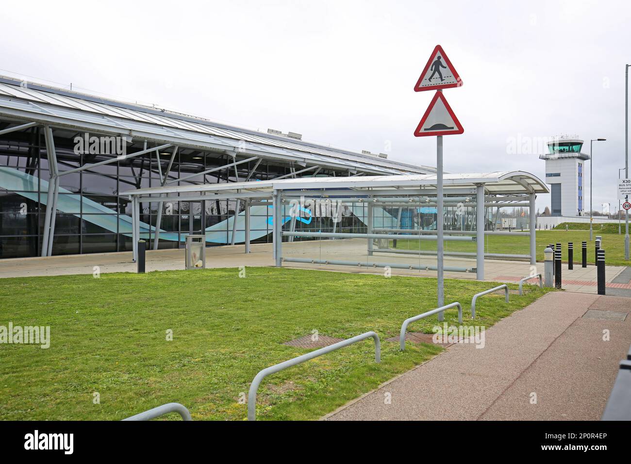 Extérieur de l'aérogare principale de l'aéroport Southend de Londres, Essex, Royaume-Uni. L'aéroport semble déserté. Banque D'Images