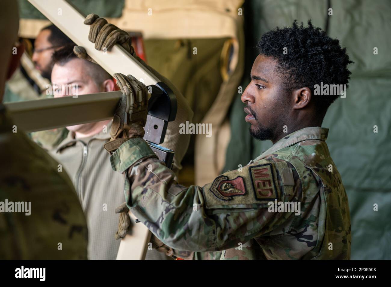 ÉTATS-UNIS Le chef de la Force aérienne, Airman Bryson Lyles, technicien de laboratoire dentaire de l'escadron de préparation médicale opérationnelle 51st, déplace la jambe de cadre d'un abri de soutien médical expéditionnaire de la tente 2 (TK2) en position lors d'un événement d'entraînement à la base aérienne d'Osan, République de Corée, le 12 janvier 2023. Le TK2 permet de poursuivre les opérations de commandement et de contrôle tout au long d'une menace chimique, biologique, radiologique et nucléaire. Banque D'Images