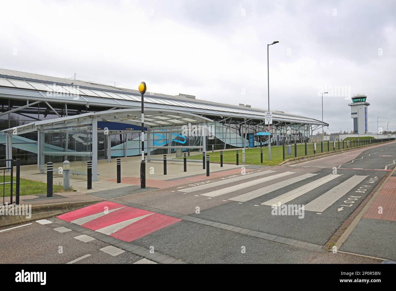 Extérieur de l'aérogare principale de l'aéroport Southend de Londres, Essex, Royaume-Uni. L'aéroport semble déserté. Banque D'Images