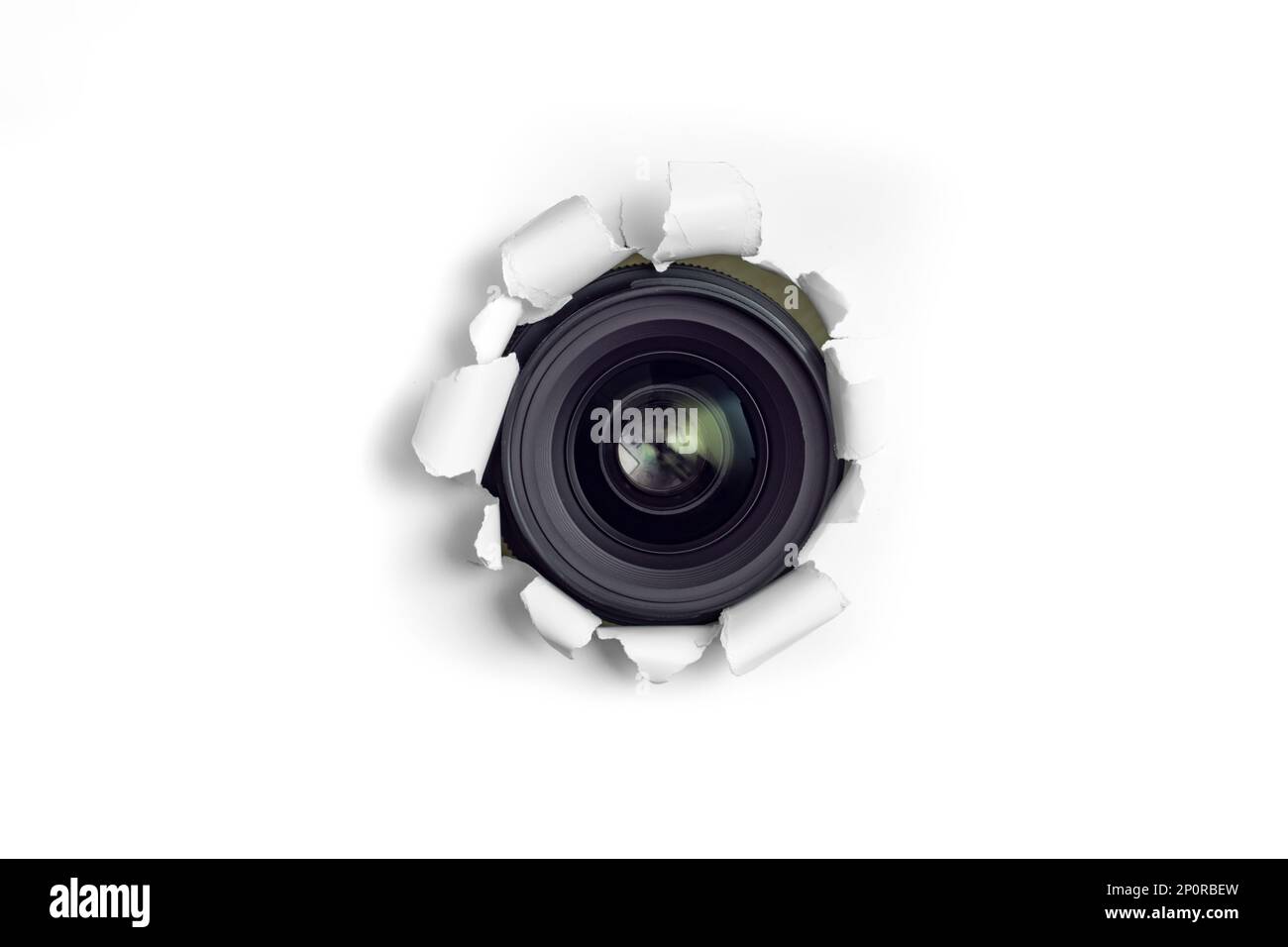 Objectif de l'appareil photo prise de photos à travers un trou déchiré dans le papier blanc Banque D'Images