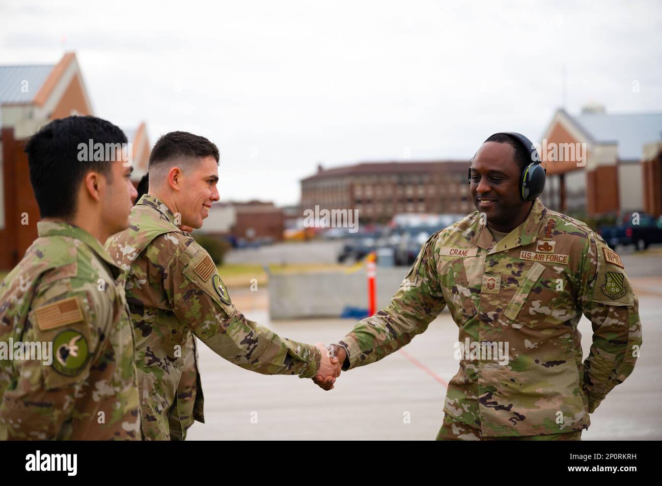 BASE COMMUNE LANGLEY-EUSTIS, VIRGINIE – ÉTATS-UNIS Airman Geronimo Lopez, Senior de la Force aérienne, 27th Fighter Generation Squadron, un membre de l'équipage de chargement d'armes milite la main avec les États-Unis Le sergent-chef principal de la Force aérienne Darrell Crane, 1st Gestionnaire d'armes d'aile du Groupe de maintenance avant le début de la compétition de l'équipage de chargement de l'année de l'escadre de chasse 1st à la base interarmées Langley-Eustis (Virginie), le 13 janvier 2023. Les compétitions de l’équipage de charge testent les capacités de chargement d’Airmens par un test écrit et un examen pratique, ainsi que par des inspections d’uniformes et de trousses à outils où ils démontrent leurs compétences et leurs connaissances. Banque D'Images