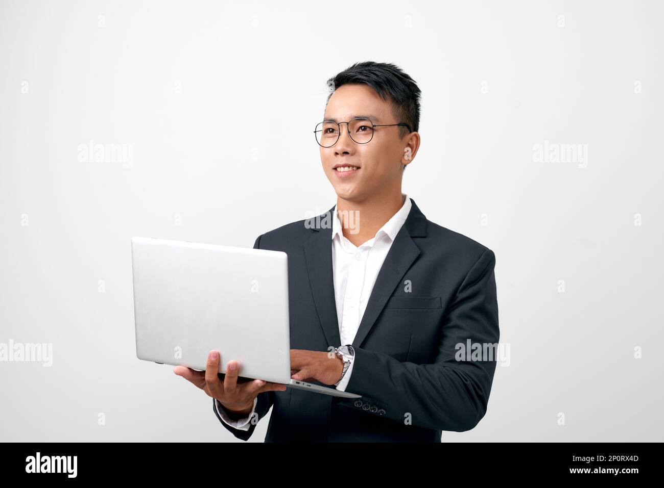 Jeune homme d'affaires asiatique debout travail sur ordinateur portable à Internet en ligne Banque D'Images