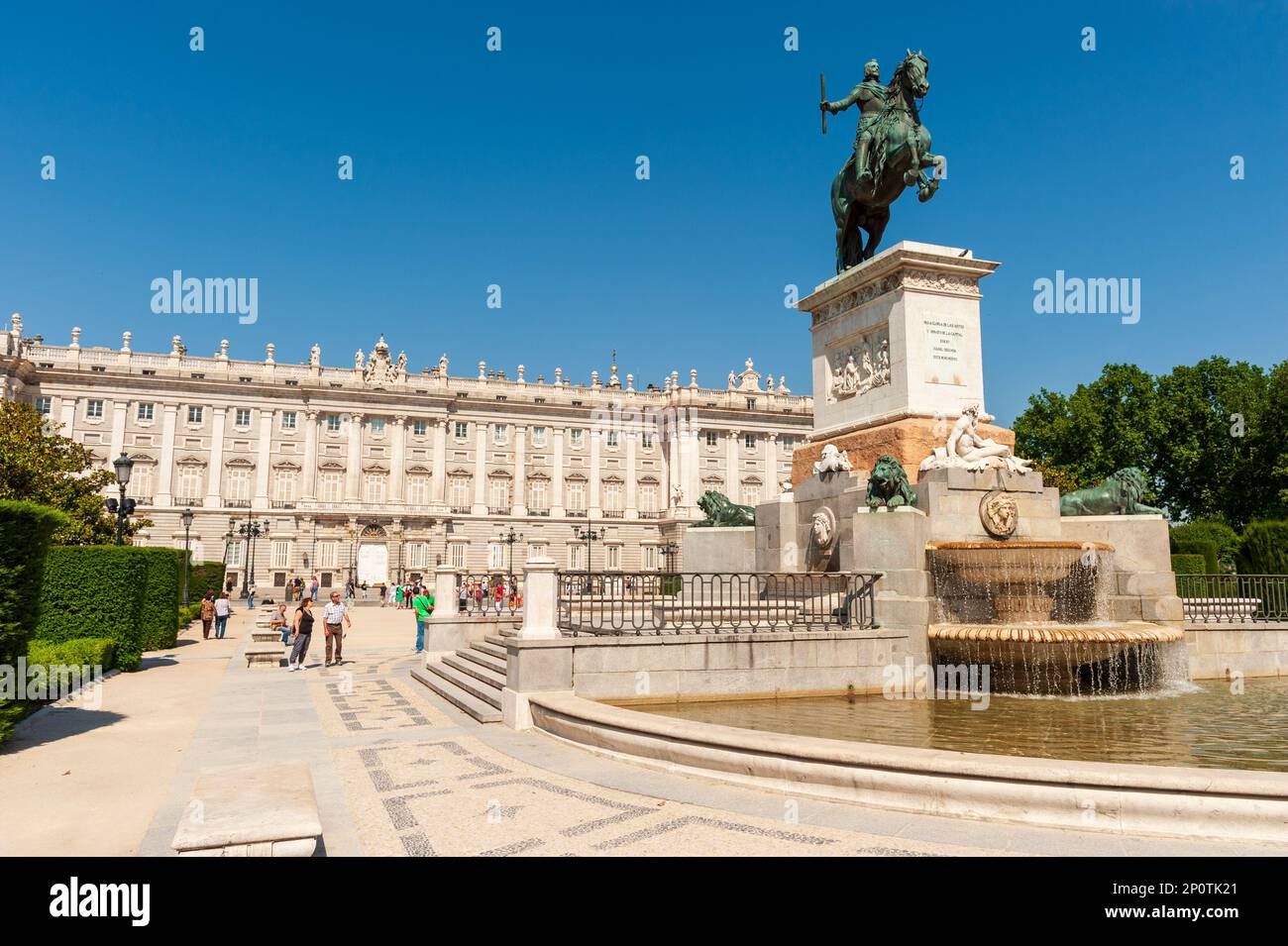 Statue équestre de Philippe IV sur la Plaza de Oriente en face du Palacio Real de Madrid, Espagne Banque D'Images