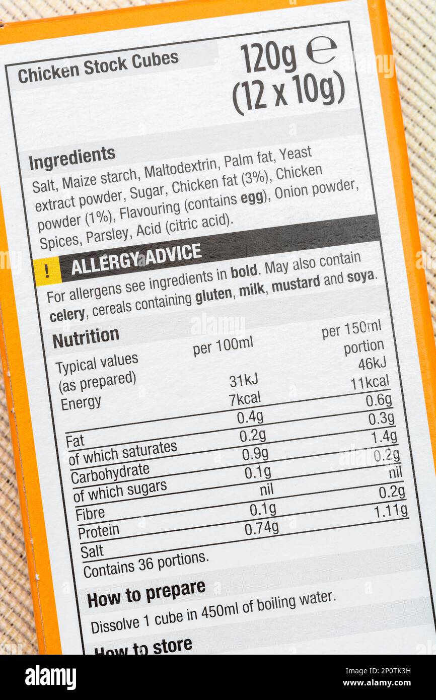 Gros plan de la liste des ingrédients alimentaires et de l'étiquette d'avertissement concernant les allergies sur un paquet de cubes de bouillon de poulet propre à Morrison. Pour les avertissements d'allergie, maltodextrine. Banque D'Images