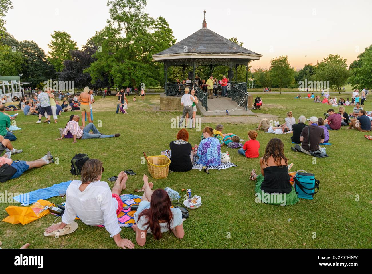Les gens à l'écoute de la musique live au kiosque de la colline du Parlement à Hampstead Heath un soir d'été, Londres, Angleterre, Royaume-Uni Banque D'Images