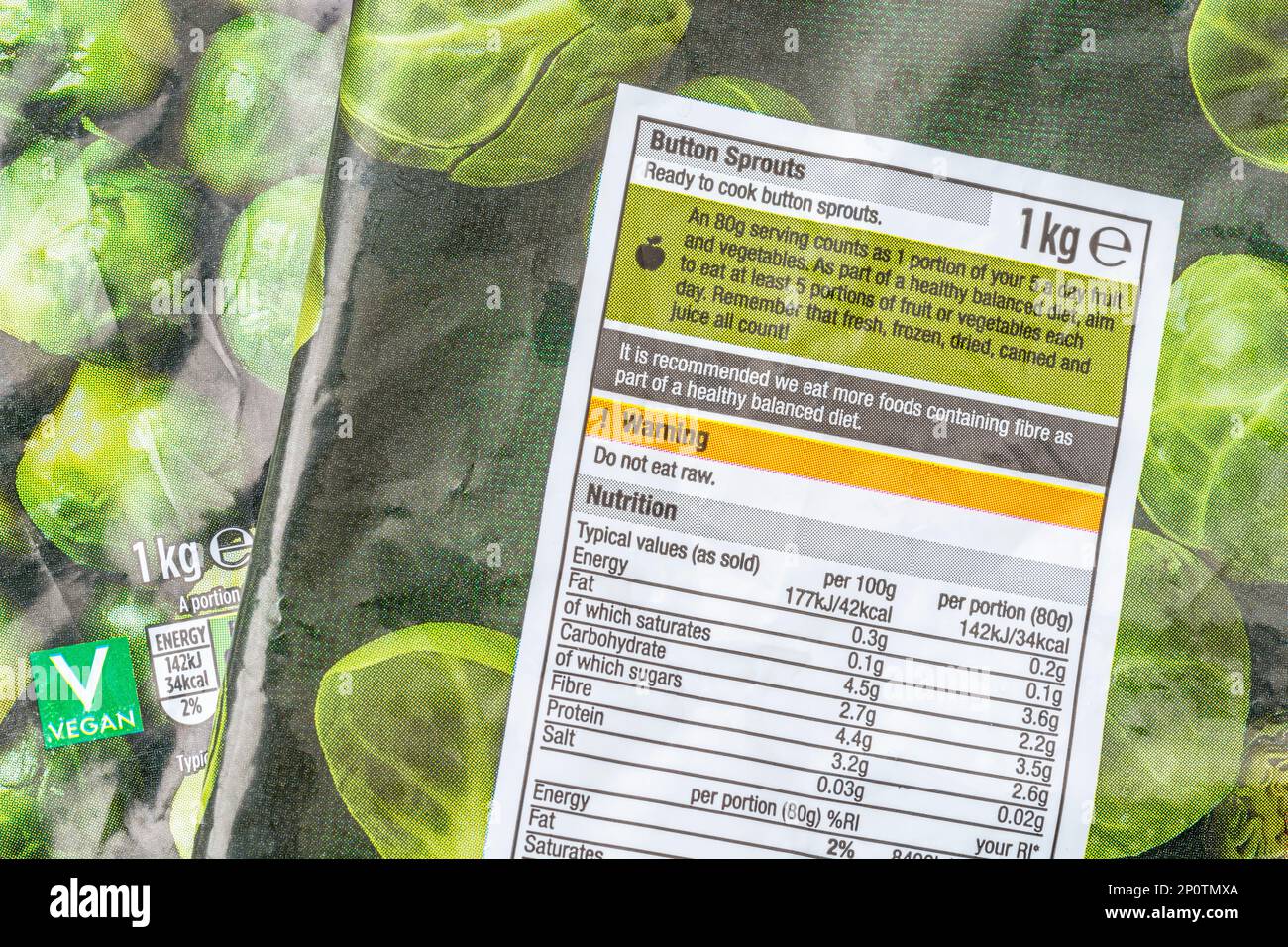 Gros plan du paquet de germes congelés de Morrison avec étiquette d'information nutritionnelle/diététique dans un coffret. Pour les légumes de marque propre au Royaume-Uni. Banque D'Images