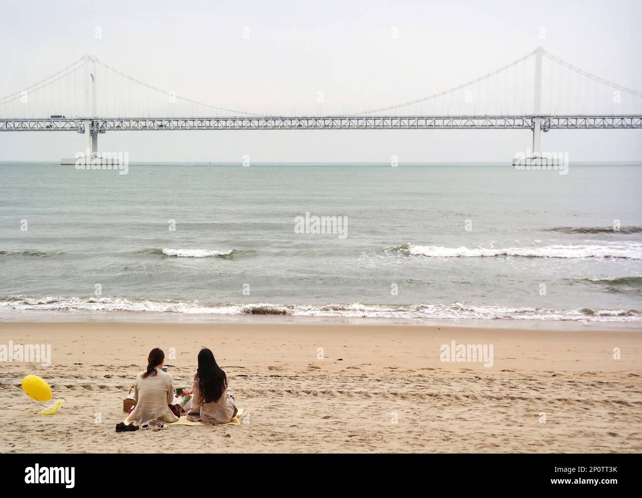 Busan, Corée du Sud - Mai 2019: Gwangandaegyo ou pont de diamant, pont suspendu photo prise de la plage de la ville de Busan dans une journée venteuse avec des vagues Banque D'Images