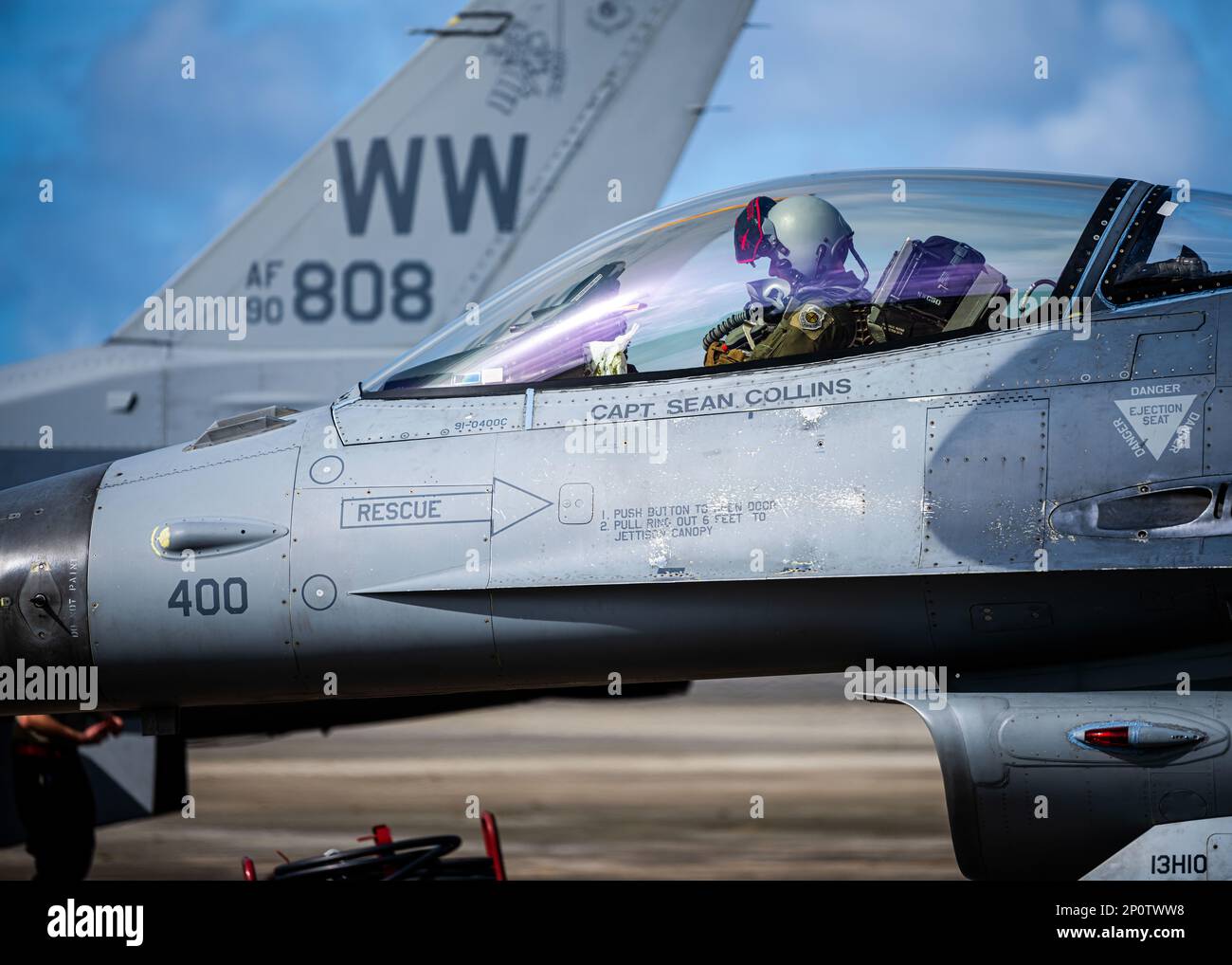 ÉTATS-UNIS Le capitaine de la Force aérienne Sean “Wreck” Collins, pilote du 13th Escadron de chasse, dépose un faucon F-16 à Antonio B. a gagné l’aéroport international Pat près de la base aérienne d’Andersen, à Guam, le 4 février 2023. Wreck a volé de la base aérienne de Misawa, au Japon, où Cope North a été établie en 1978, à la base aérienne d'Andersen, Guam, le lieu d'accueil actuel depuis 1999. Banque D'Images