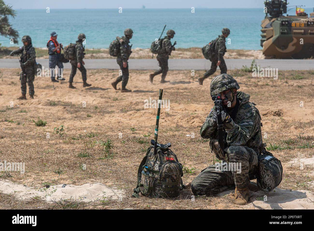 Les marines sud-coréennes participent à un exercice d'assaut amphibie dans le cadre de l'exercice militaire conjoint Cobra Gold 2023 à la base militaire de Sattahip, Chonburi. L'exercice Cobra Gold est le plus important exercice militaire multilatéral conjoint en Asie du Sud-est, organisé chaque année en Thaïlande par les Forces armées royales thaïlandaises (RTARF) et les États-Unis Commandement Indo-Pacific. Le Cobra Gold 2023 à l'occasion de l'édition 42nd avec sept pays participants à part entière ñ Thaïlande, États-Unis, Singapour, Japon, Indonésie, La République de Corée et la Malaisie. (Photo de Peerapon Boonyakiat/SOPA image Banque D'Images