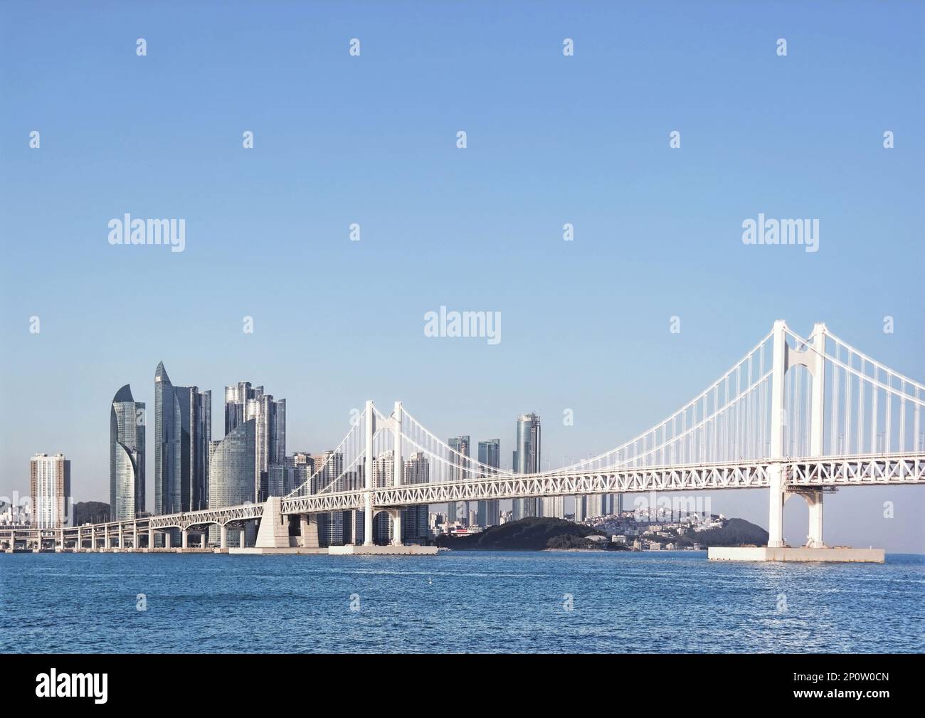 Busan, Corée du Sud - Mai 2019 : gratte-ciel de la ville de Marina avec pont de Gwangan à Haeundae Banque D'Images