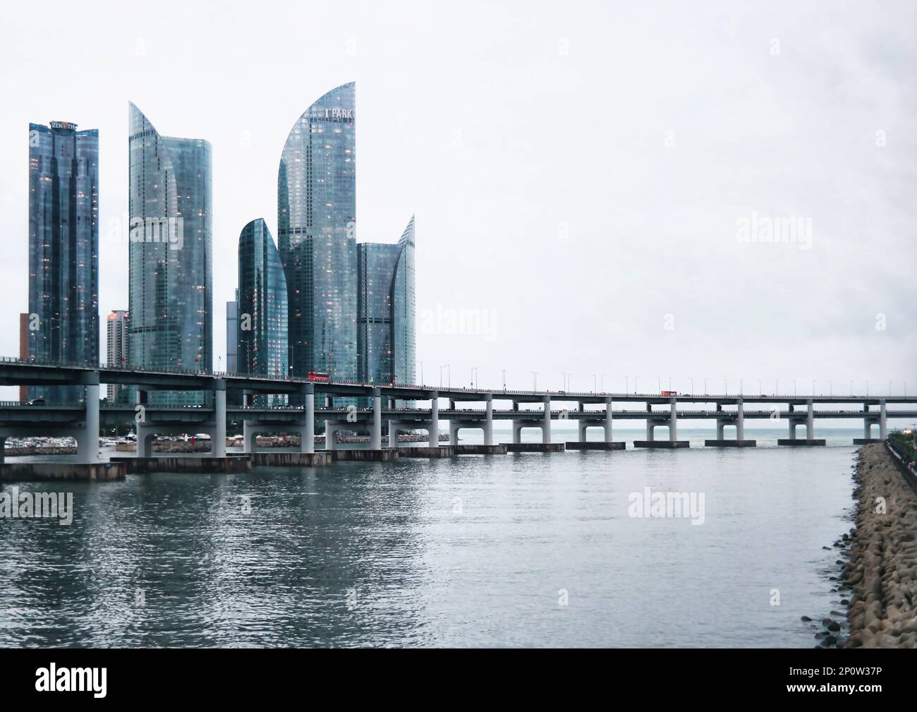 Busan, Corée du Sud - Mai 2019: Paysage urbain du district de Haeundae avec des gratte-ciel l'un d'entre eux que Hyundai I'Park à Busan conçu par Studio Libeskind Banque D'Images