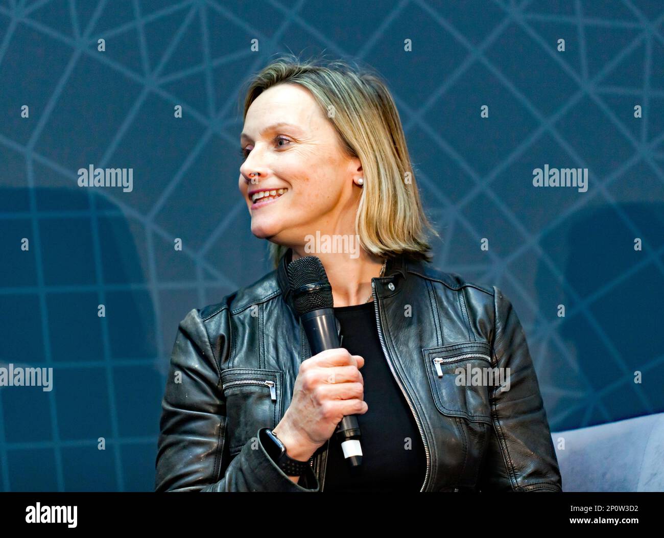 Gros plan de Vicki Butler-Henderson, présentateur de télévision, discutant de 60 ans de la Porsche 911, sur la scène principale du London Classic car Show 2023 Banque D'Images