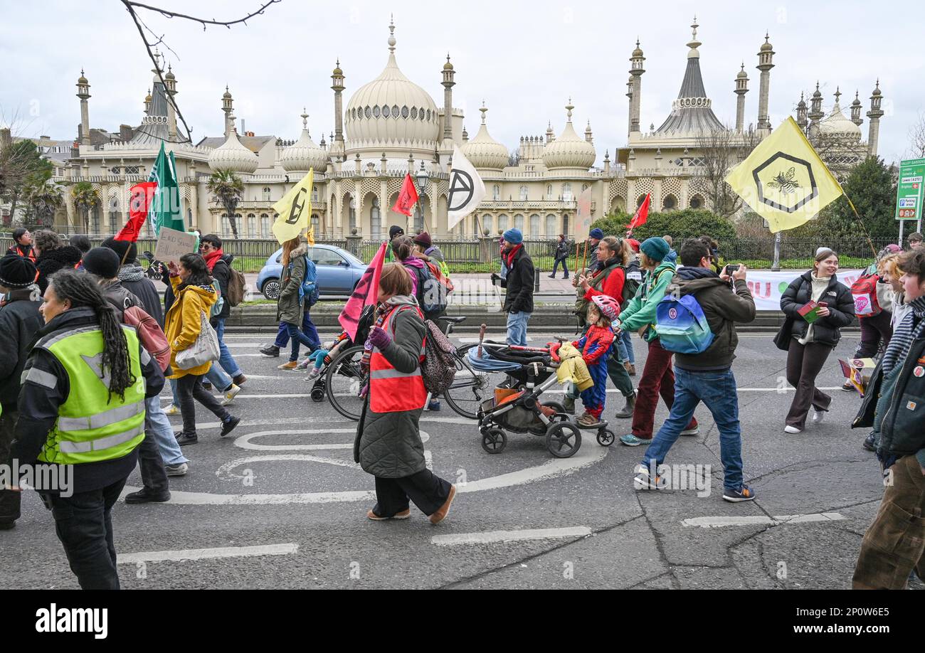 Brighton Royaume-Uni 3rd mars 2023 - les manifestants de la grève mondiale du climat, y compris les membres de la rébellion Just Stop Oil and extinction, causent des embouteillages alors qu'ils marchent sur une lente promenade à travers Brighton aujourd'hui . Les activistes de Cimate dans le monde entier sont dans les rues dans les manifestations au sujet de la crise climatique : Credit Simon Dack / Alamy Live News Banque D'Images