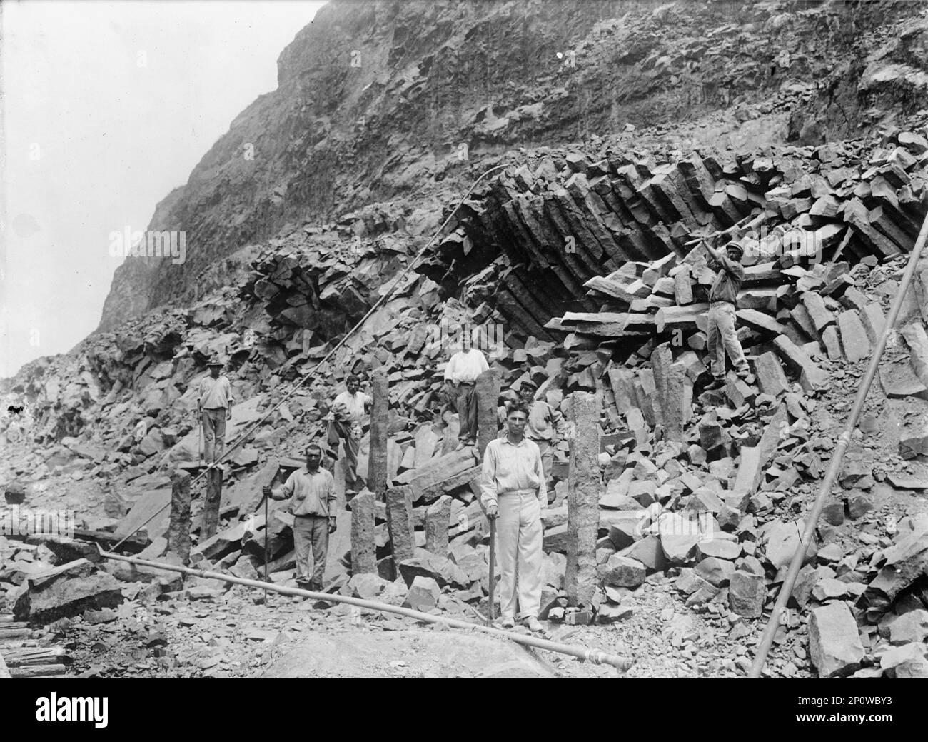 Culebra Cut - vue à la base de Gold Hill, montrant des colonnes basaltiques développées par Steam Shovel, Cut en mars 1913. Hommes travaillant sur le projet du canal de Panama. Banque D'Images