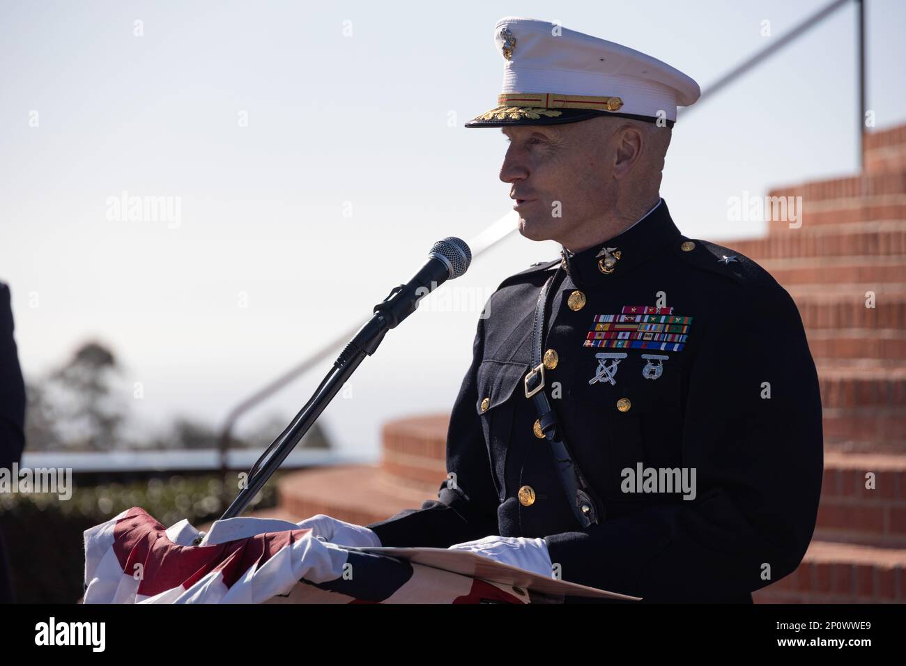 ÉTATS-UNIS Corps de marine Brig. Le général Jason L. Morris, commandant général du Marine corps Recruit Depot (MCRD) San Diego, région de recrutement de l'Ouest, prend la parole au cours d'une cérémonie de dédicace de plaque en l'honneur du général Bruno Hochmuth à Mt. Soledad, San Diego, 20 janvier 2023. Hochman a été commandant général du MCRD San Diego de novembre 1963 à février 1967. Banque D'Images