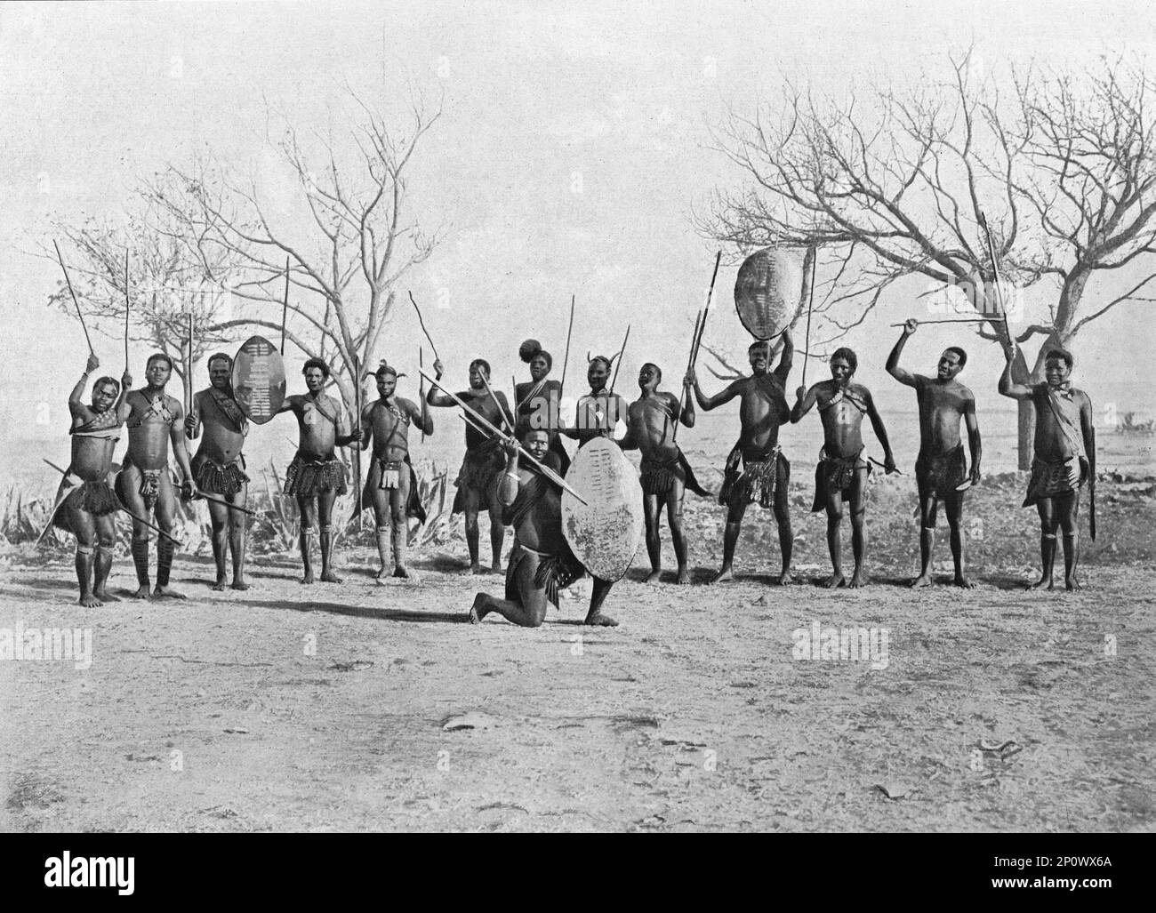 ''Guerriers zoulous; Afrique australe', 1914. De "Grande Géographie Bong Illastree", 1914. Banque D'Images