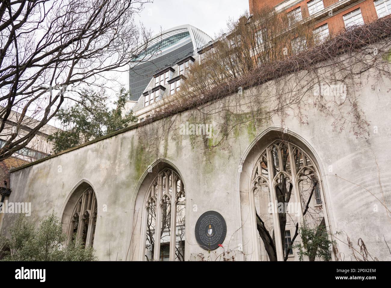 Les vestiges de l'église de St Dunstan à l'est sur la colline de St Dunstan avec le gratte-ciel Walkie Talkie en arrière-plan, ville de Londres, Angleterre Banque D'Images