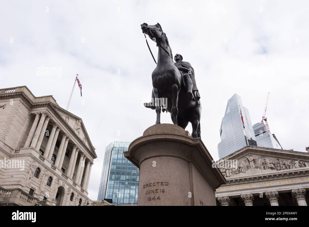 Statue équestre de Wellington en face de la Banque d'Angleterre, alias la Vieille Dame de Threadneedle Street, Londres, Angleterre, Royaume-Uni Banque D'Images