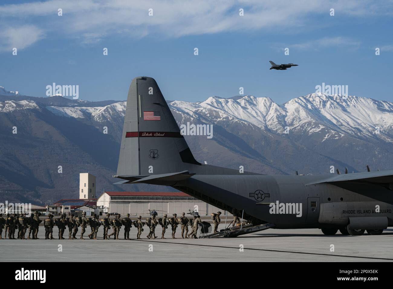 ÉTATS-UNIS Les parachutistes de l'armée affectés au bataillon de soutien de la brigade 173rd, 173rd Brigade aéroportée se préparent à une opération aérienne en embarquant un avion C-130 Hercules à la base aérienne d'Aviano, en Italie, le 26 janvier 2023. La Brigade aéroportée de 173rd est la U.S. La Force de réaction en cas d'urgence de l'armée en Europe, fournissant des forces rapidement déployables aux États-Unis les domaines de responsabilité de l'Europe, de l'Afrique et du Commandement central. Déployée en Italie et en Allemagne, la brigade s'entraîne régulièrement aux côtés des alliés et partenaires de l'OTAN pour établir des partenariats et renforcer l'alliance. Banque D'Images