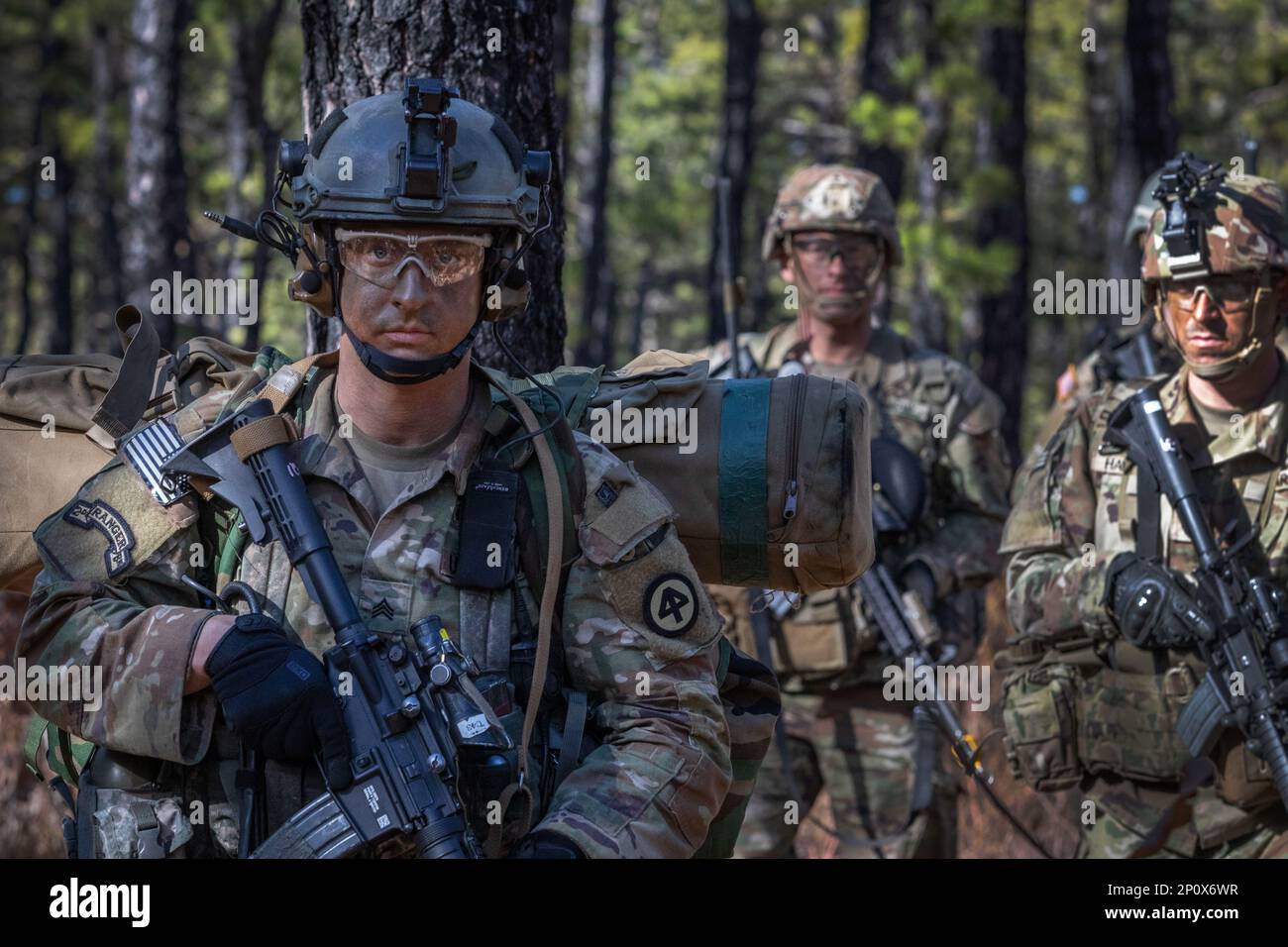 ÉTATS-UNIS Des soldats de l'armée avec la Compagnie Alpha, 1st Bataillon, 114th Infantry Regiment, 44th Infantry Brigade combat Team, Garde nationale de l'Armée du New Jersey, sortent lors d'un entraînement sur le terrain à la base interarmées McGuire-dix-Lakehurst (New Jersey), le 10 février 2023. Plus de 350 soldats du Bataillon ont participé à un assaut aérien et à un exercice d’entraînement sur le terrain en vue de la rotation de l’unité vers le Centre d’entraînement de préparation interarmées à fort Polk, en Louisiane, plus tard cette année. Banque D'Images