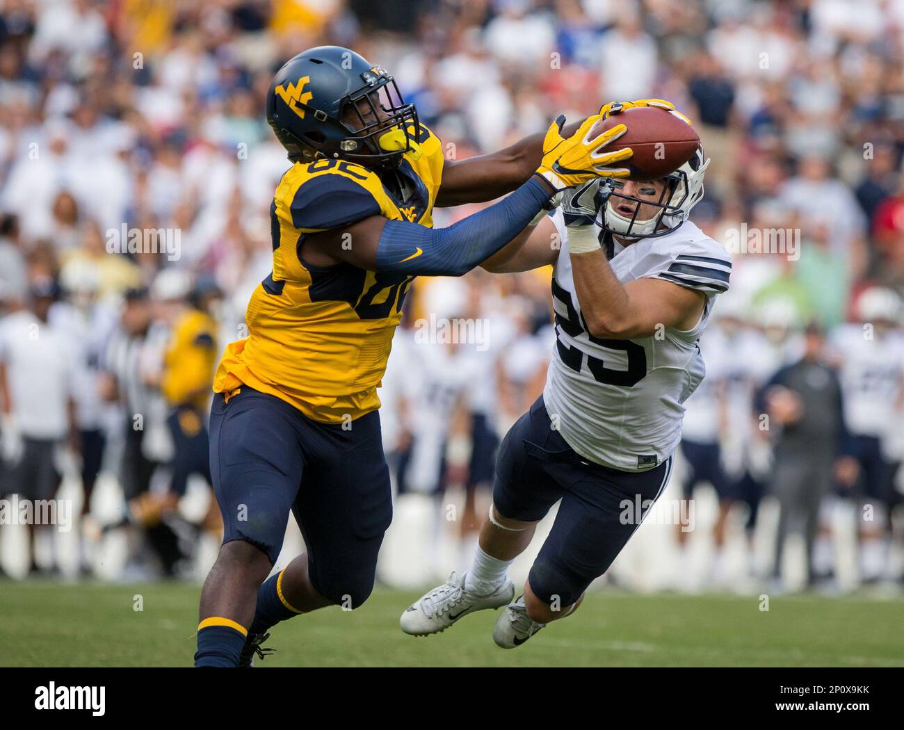 September 24, 2016: The pass to West Virginia Mountaineers wide receiver Devonte Mathis (82) is broken up by BYU Cougars defensive back Tanner Jacobson (25)during the game between the BYU Cougars and the West Virginia Mountaineers being played at FedEx Field in Landover, Md. Photo credit: (Cal Sport Media via AP Images) Banque D'Images