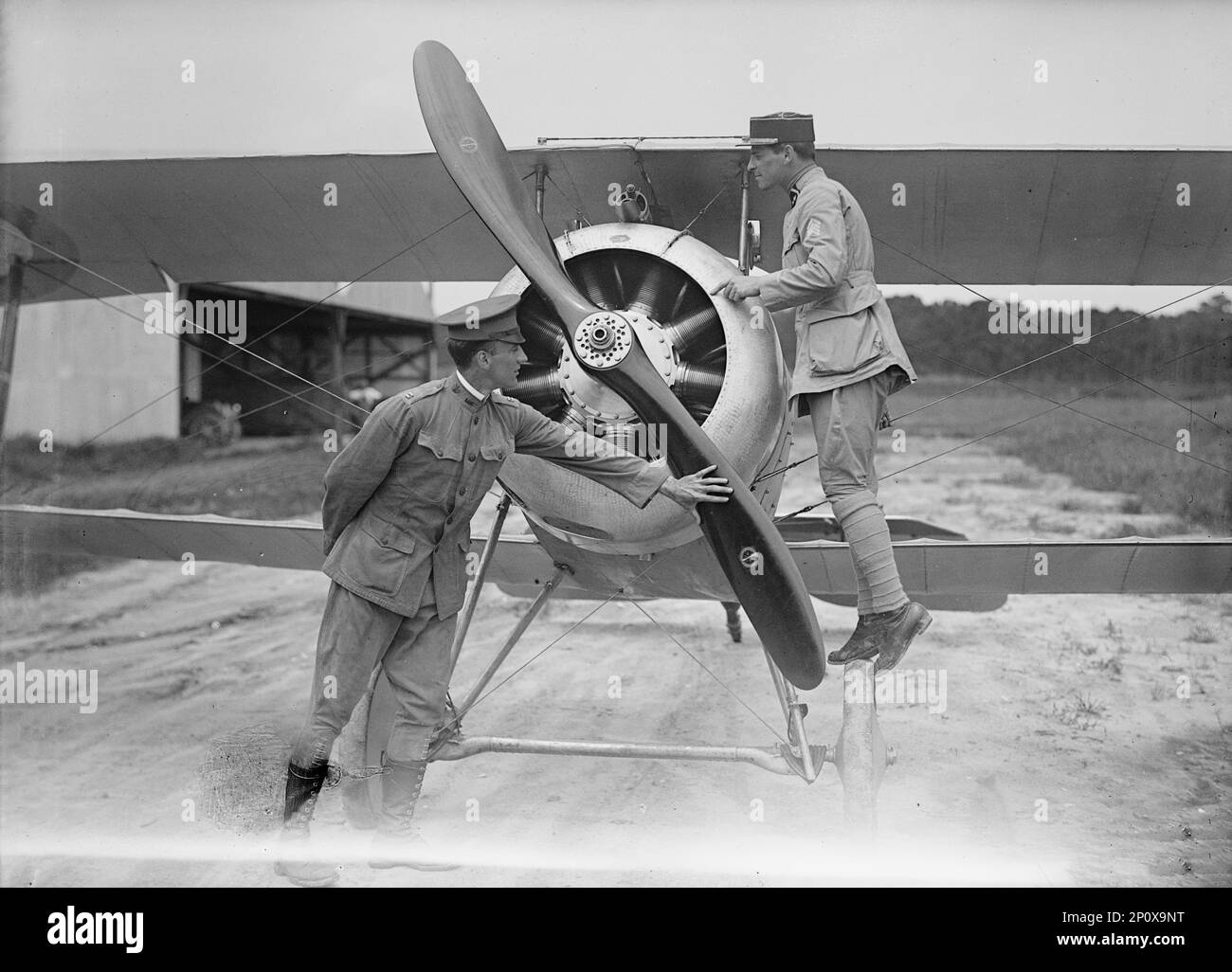 Langley Field, Virginie - avion Nieuport français, type 17, avec le capitaine J.C. Bartof (ou peut-être le capitaine W.T. Boatwright) et le lieutenant E. Lemaitre, 1917. Banque D'Images