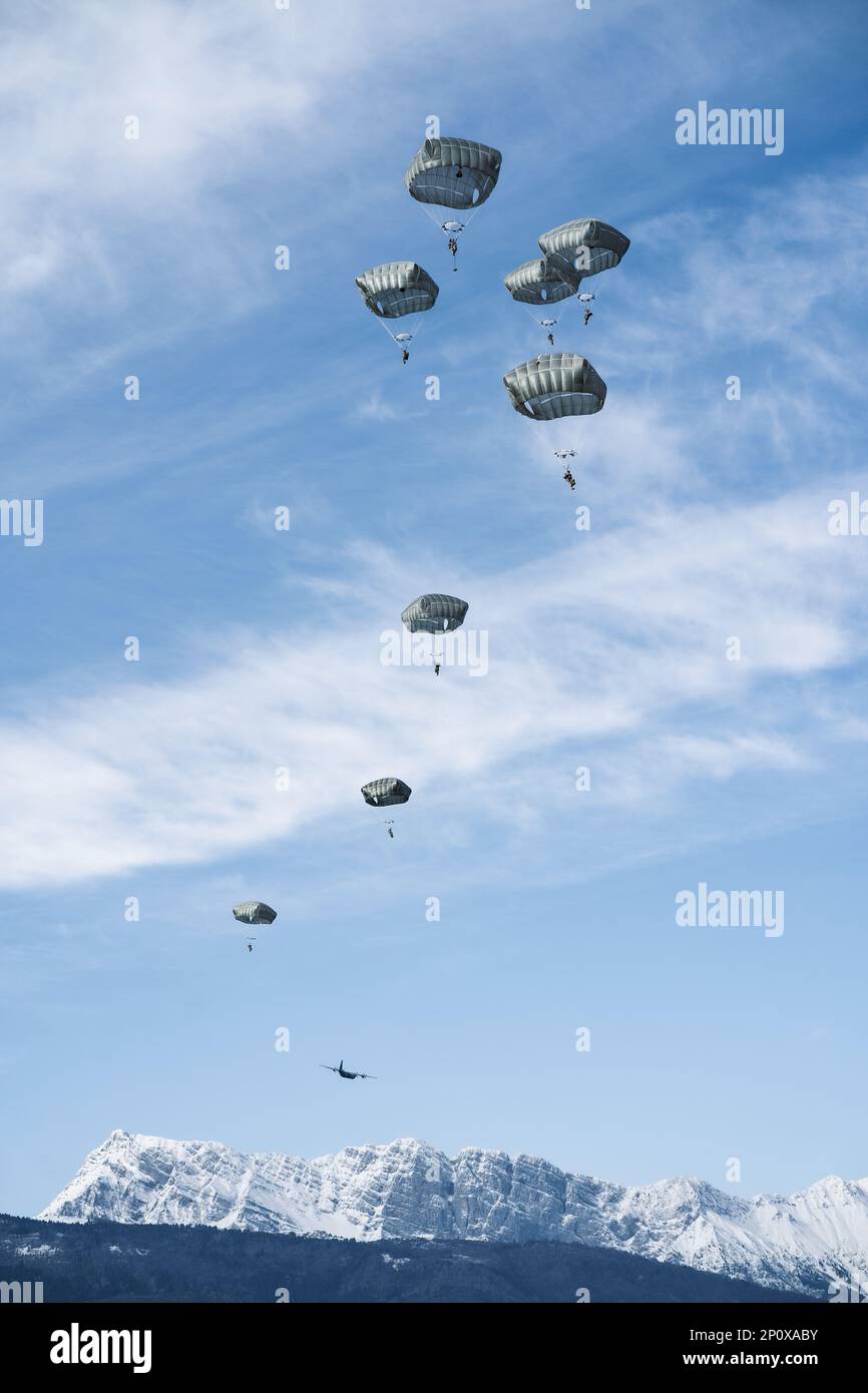 ÉTATS-UNIS Les parachutistes de l'armée affectés au 2nd Bataillon, 503rd Parachute Infantry Regiment, 173rd Airborne Brigade effectuent une opération aérienne dans la zone de Juliet Drop à Pordenone, en Italie, le 25 janvier 2023. La Brigade aéroportée de 173rd est la U.S. La Force de réaction en cas d'urgence de l'armée en Europe, fournissant des forces rapidement déployables aux États-Unis les domaines de responsabilité de l'Europe, de l'Afrique et du Commandement central. Déployée en Italie et en Allemagne, la brigade s'entraîne régulièrement aux côtés des alliés et partenaires de l'OTAN pour établir des partenariats et renforcer l'alliance. Banque D'Images