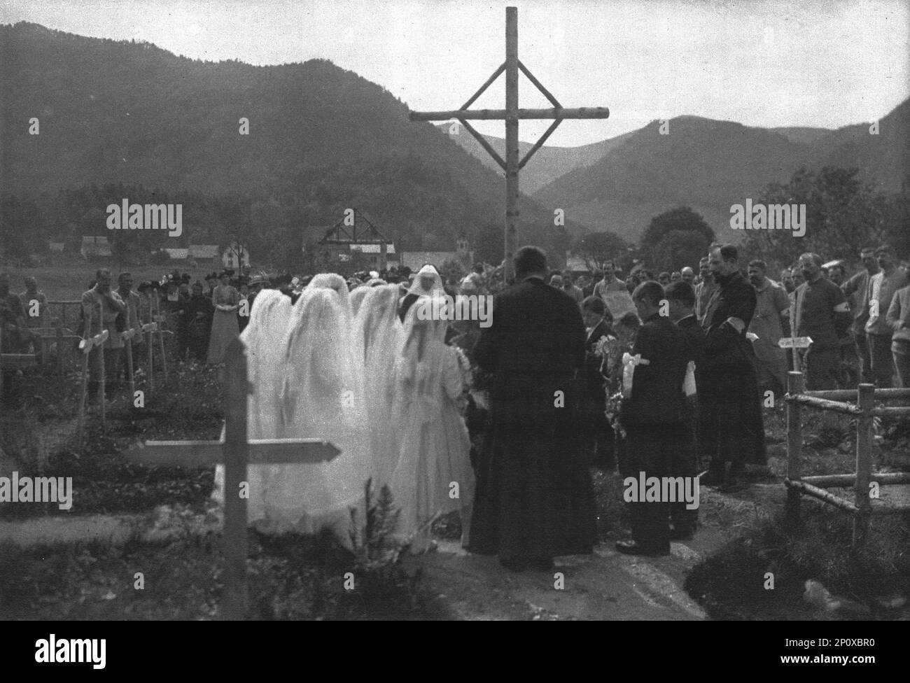 'Une première communion en Alsace : la Priere sur les tombes des soldates', 1916. De "Collection de la guerre IV L'Illustration Tomé CXLVIII. La guerre Juillet, Aout, septembre, octobre, novembre, Décembre 1916". Banque D'Images