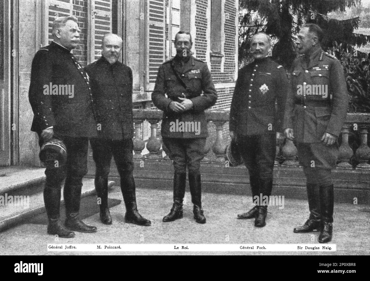 'Le roi George V et M Poincare, sur le front de la somme; au Grand quartier Britannique : une importante entrée', 1916. De "Collection de la guerre IV L'Illustration Tomé CXLVIII. La guerre Juillet, Aout, septembre, octobre, novembre, Décembre 1916". Banque D'Images