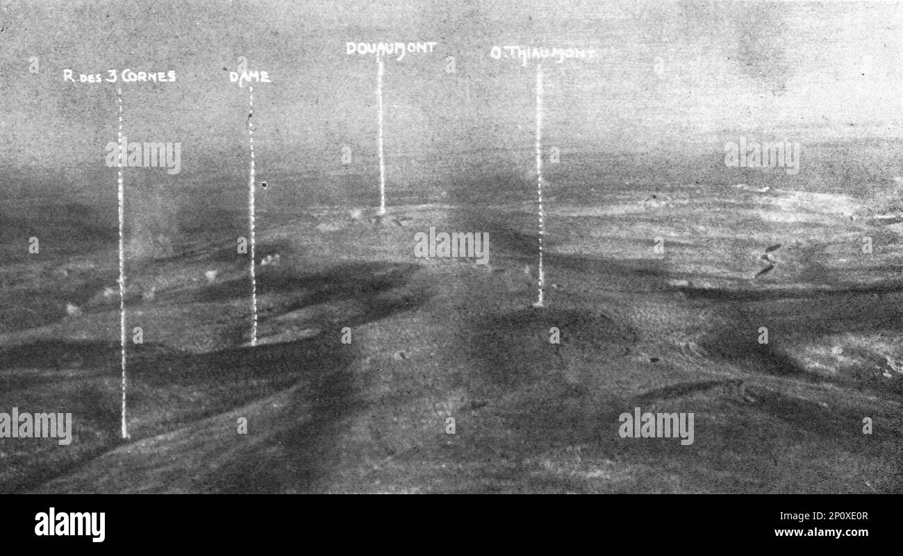 'Thiaumont; deux aspects du champ de bataille de Thiaumont Photographie de 800 mètres d'altitude : la crète de Thiaumont le 1er juillet', 1916. De "Collection de la guerre IV L'Illustration Tomé CXLVIII. La guerre Juillet, Aout, septembre, octobre, novembre, Décembre 1916". Banque D'Images