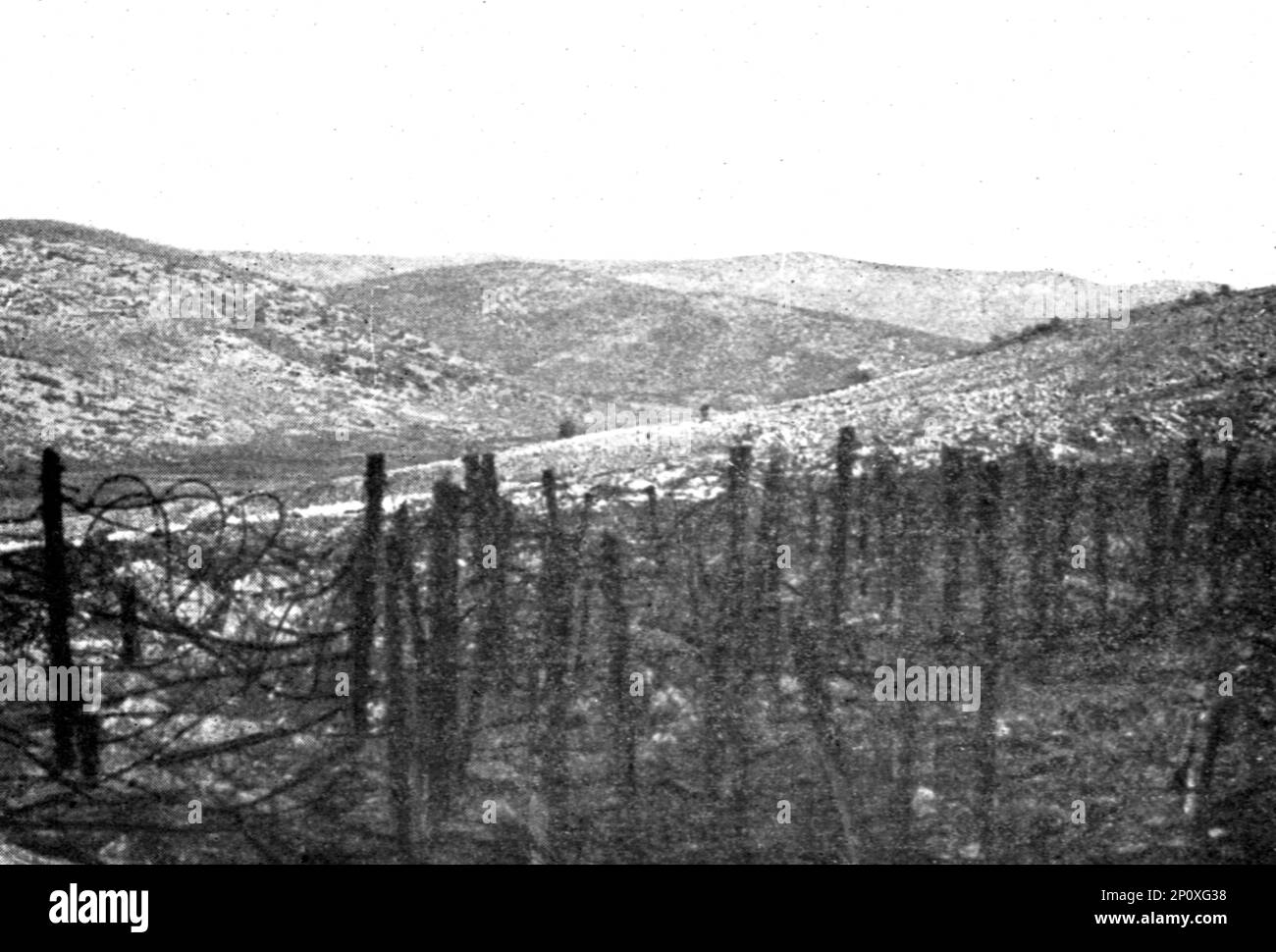 'La grande attaque du Carso (aout 1916); sur le Carso de Monfalcone: massif du Mont Cosich et des cotes 85 et 121', 1916. De "Collection de la guerre IV L'Illustration Tomé CXLVIII. La guerre Juillet, Aout, septembre, octobre, novembre, Décembre 1916". Banque D'Images