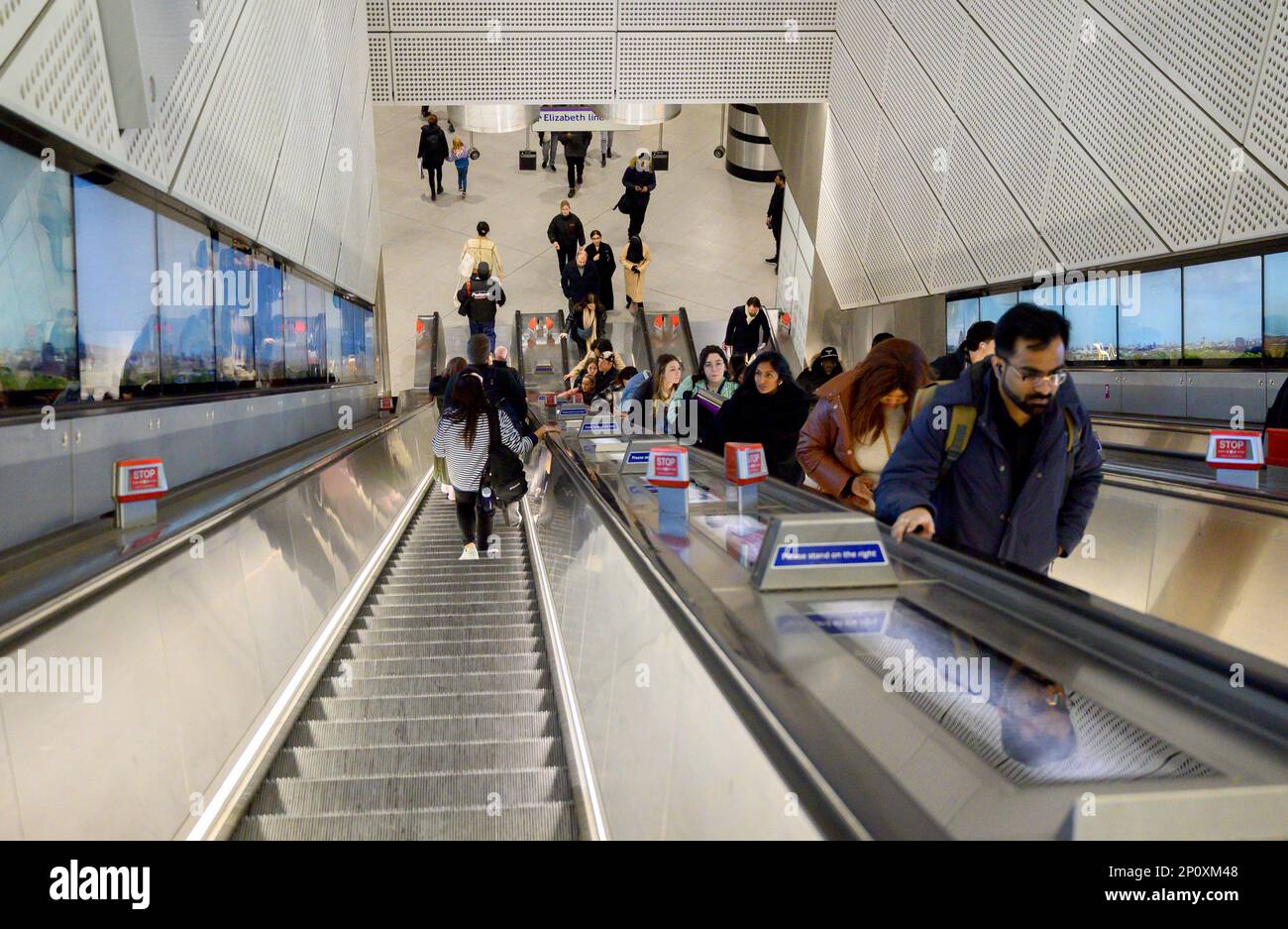 Londres, Angleterre, Royaume-Uni. Station Tottenham court Road sur la ligne Elizabeth - métro de Londres Banque D'Images