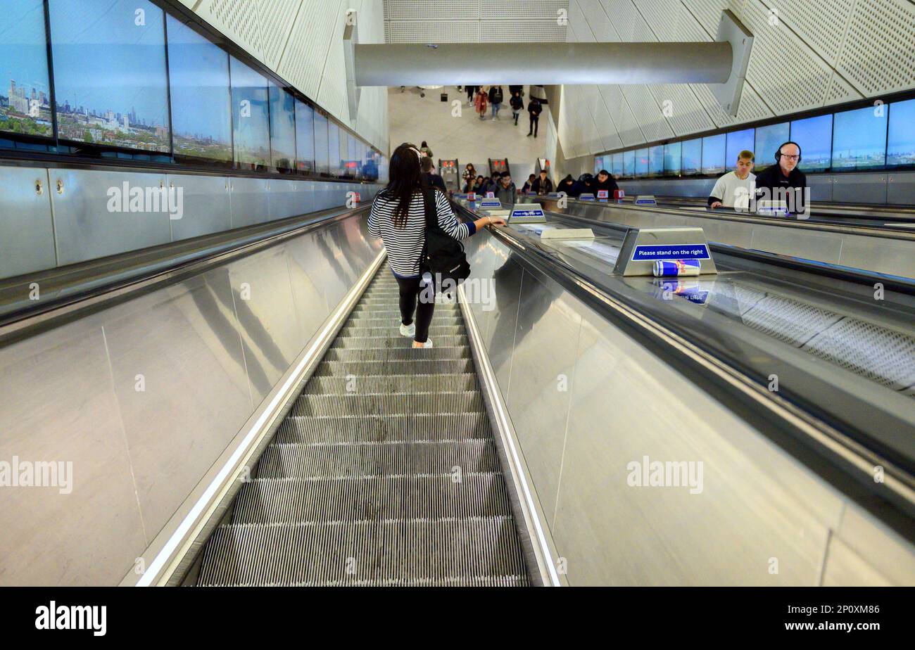 Londres, Angleterre, Royaume-Uni. Descendre l'escalier mécanique dans la station Tottenham court Road sur la ligne Elizabeth - métro de Londres Banque D'Images
