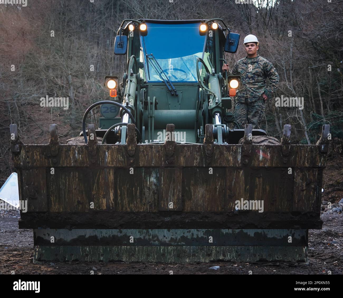 ÉTATS-UNIS Corps maritime le Cpl. Joseph Castro, un exploitant d'équipement lourd du bataillon de logistique de combat 31, 31st Marine Expeditionary Unit, exploite un tracteur 624K lors d'une opération d'équipement lourd à Hijudai, au Japon, le 18 février 2023. L'exploitation de l'équipement lourd a été effectuée afin d'accroître la préparation tout en fournissant des services tactiques d'équipement lourd à l'appui de Iron First 23. Iron Fist est un exercice bilatéral annuel conçu pour accroître l'interopérabilité et renforcer les relations entre les États-Unis Marines corps, États-Unis La Marine, la Force d'autodéfense terrestre du Japon et le Jap Banque D'Images