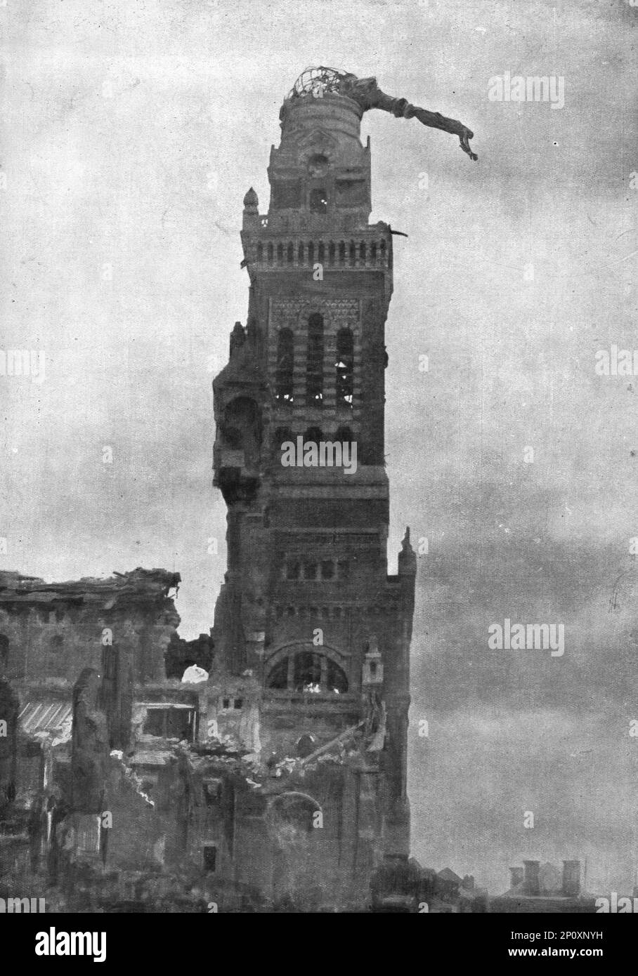 ''la Vierge Doree d'Albert', 1914. De "l'Album de la guerre 1914-1919: Volume I" [l'Illustration, Paris, 1926]. Banque D'Images